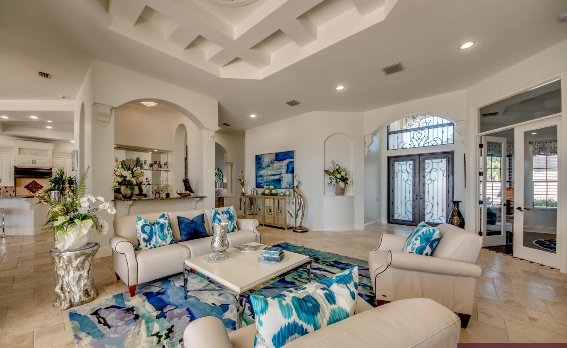 Infinity-Pool und Spa auf der Lanai mit Blick auf den Fluss.