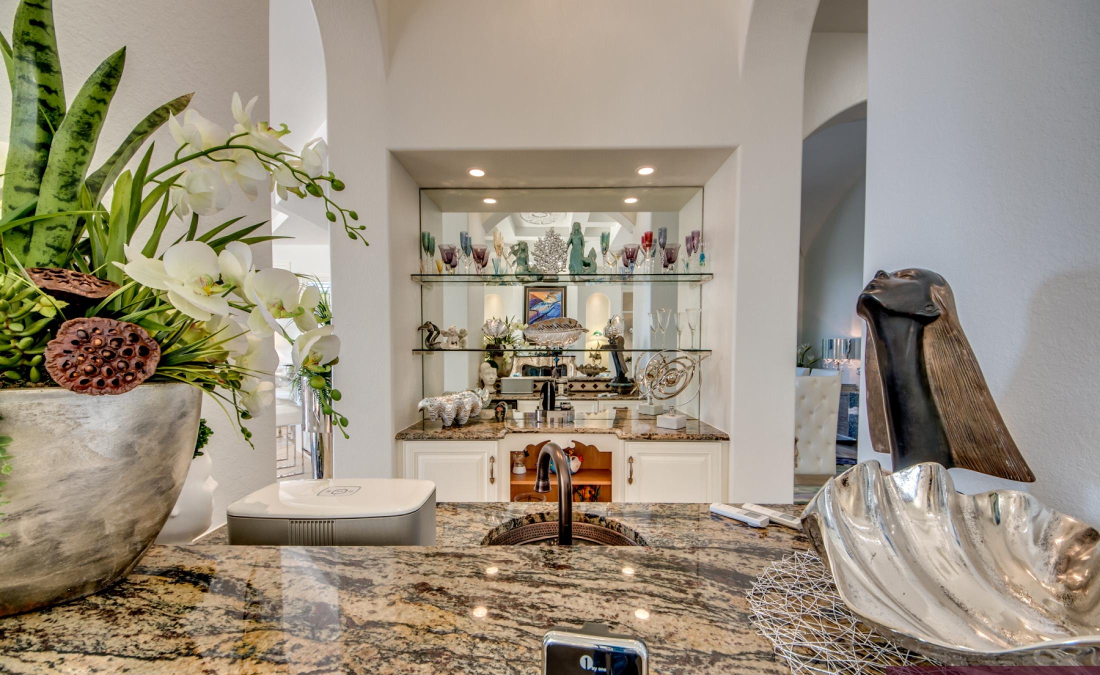 Infinity-Pool mit Spa auf der sonnigen Lanai mit Blick auf den Fluss und Bootsdock.