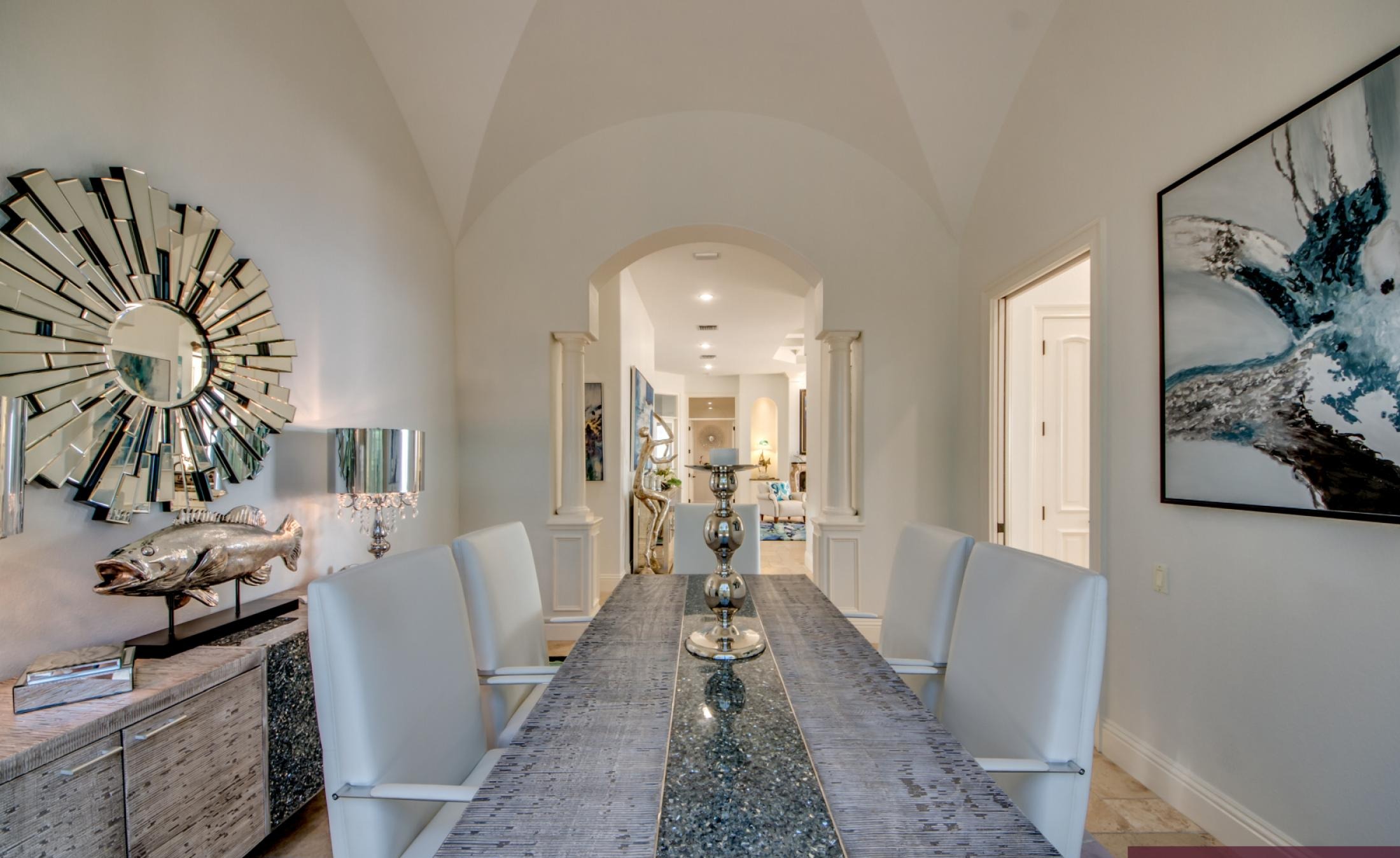 Infinity-Pool mit Spa auf der Lanai, Blick auf den Fluss und das Bootsdock.