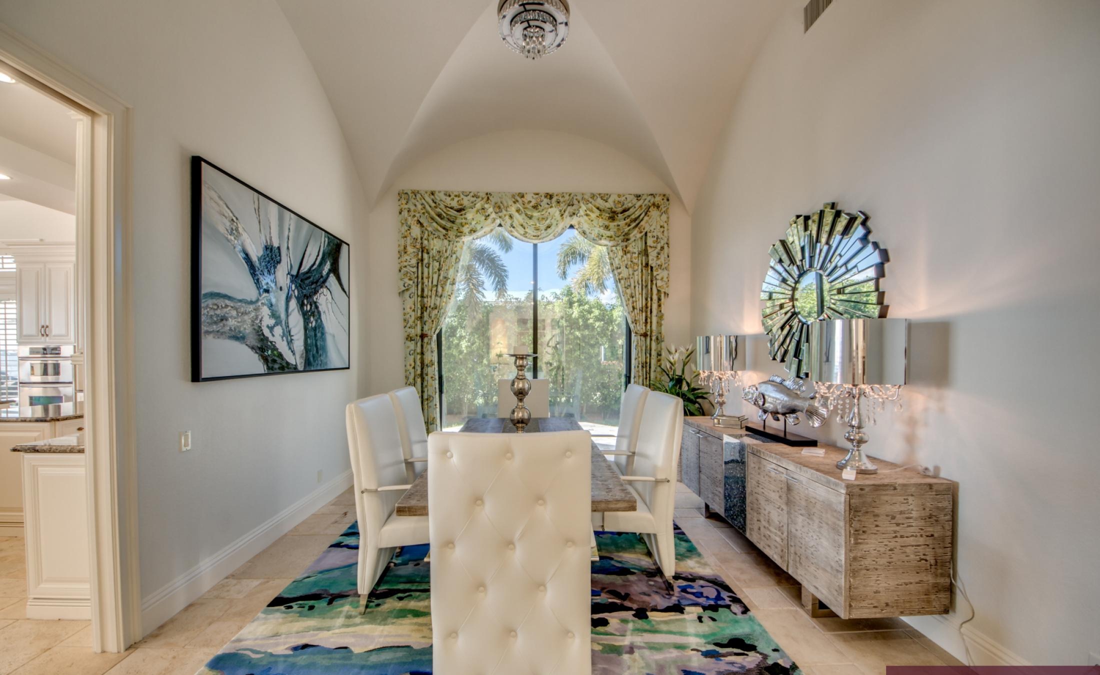 Infinity-Pool mit Spa auf der sonnigen Lanai mit Blick auf den Fluss.