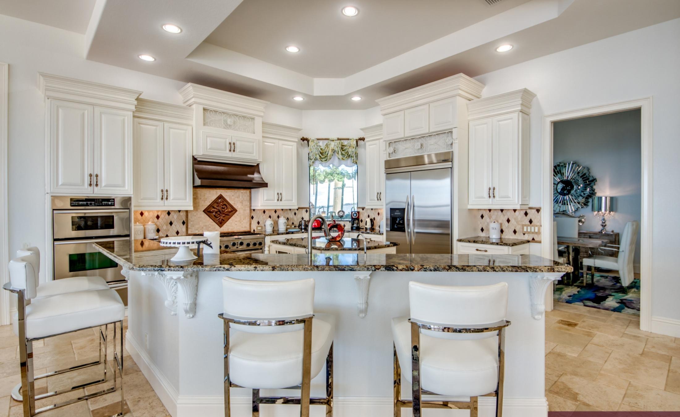 Infinity-Pool mit Spa auf der Lanai und Blick auf den Fluss.