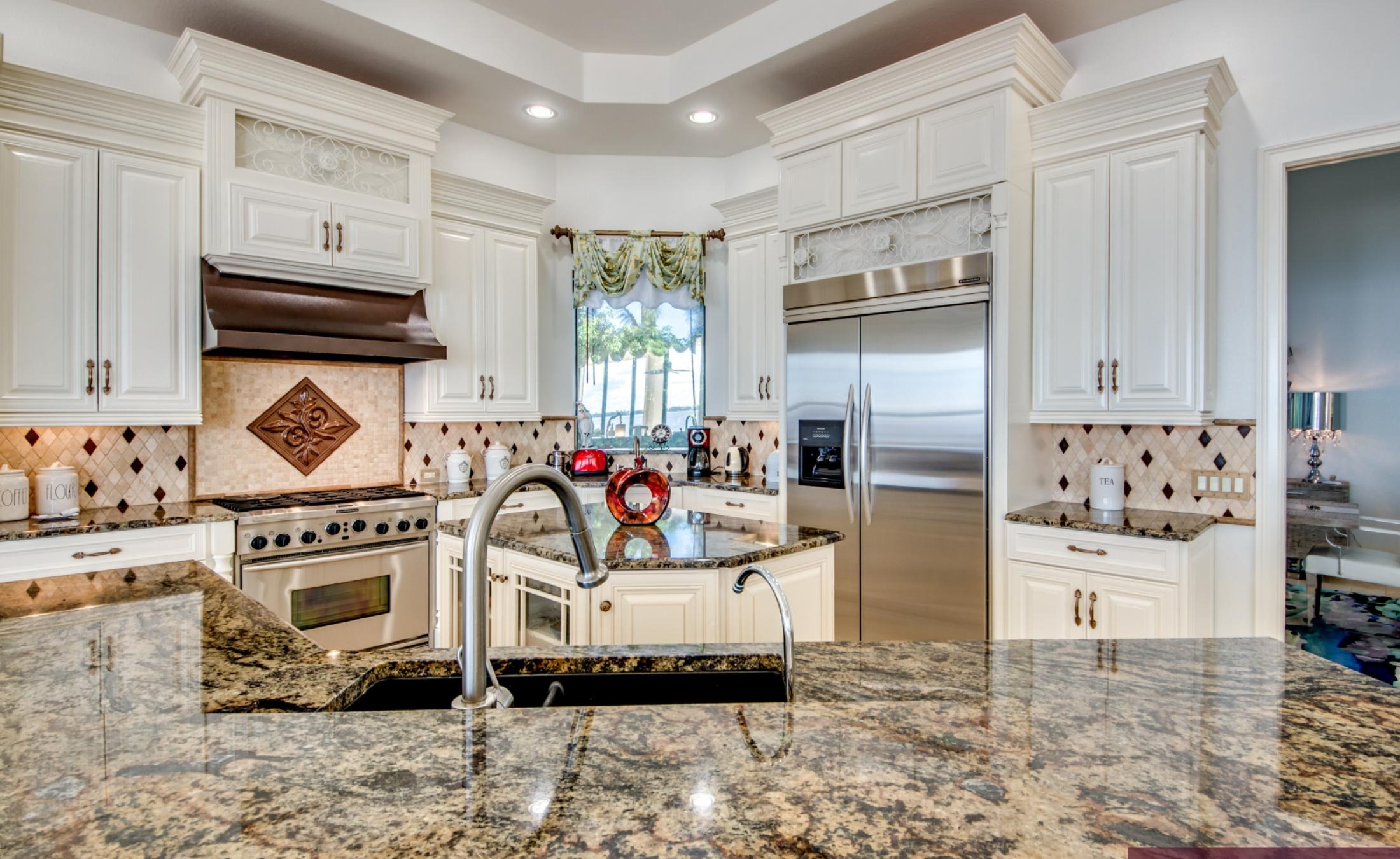 Infinity-Pool mit Spa auf der Lanai mit Blick auf den Fluss.
