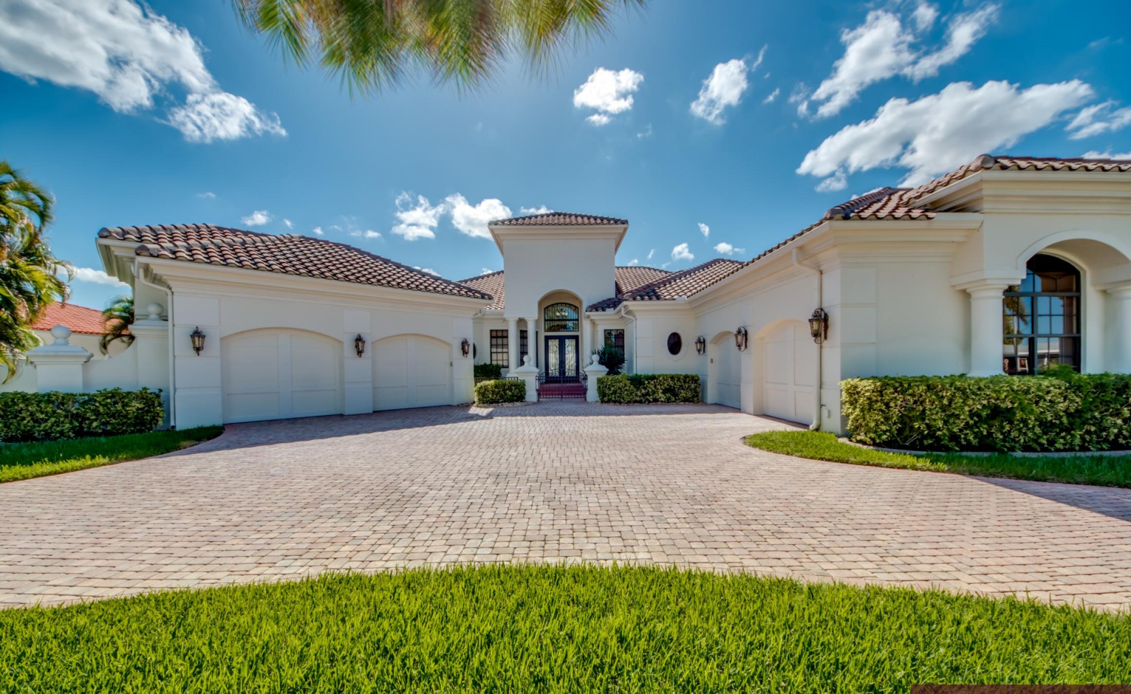 Infinity-Pool mit Spa auf sonniger Lanai, Blick auf den Fluss und Bootsdock.
