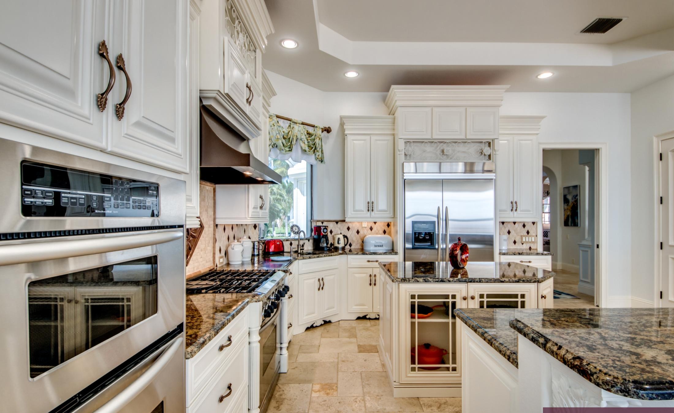 Infinity-Pool mit Spa und Blick auf den Fluss, Bootsdock im Vordergrund.