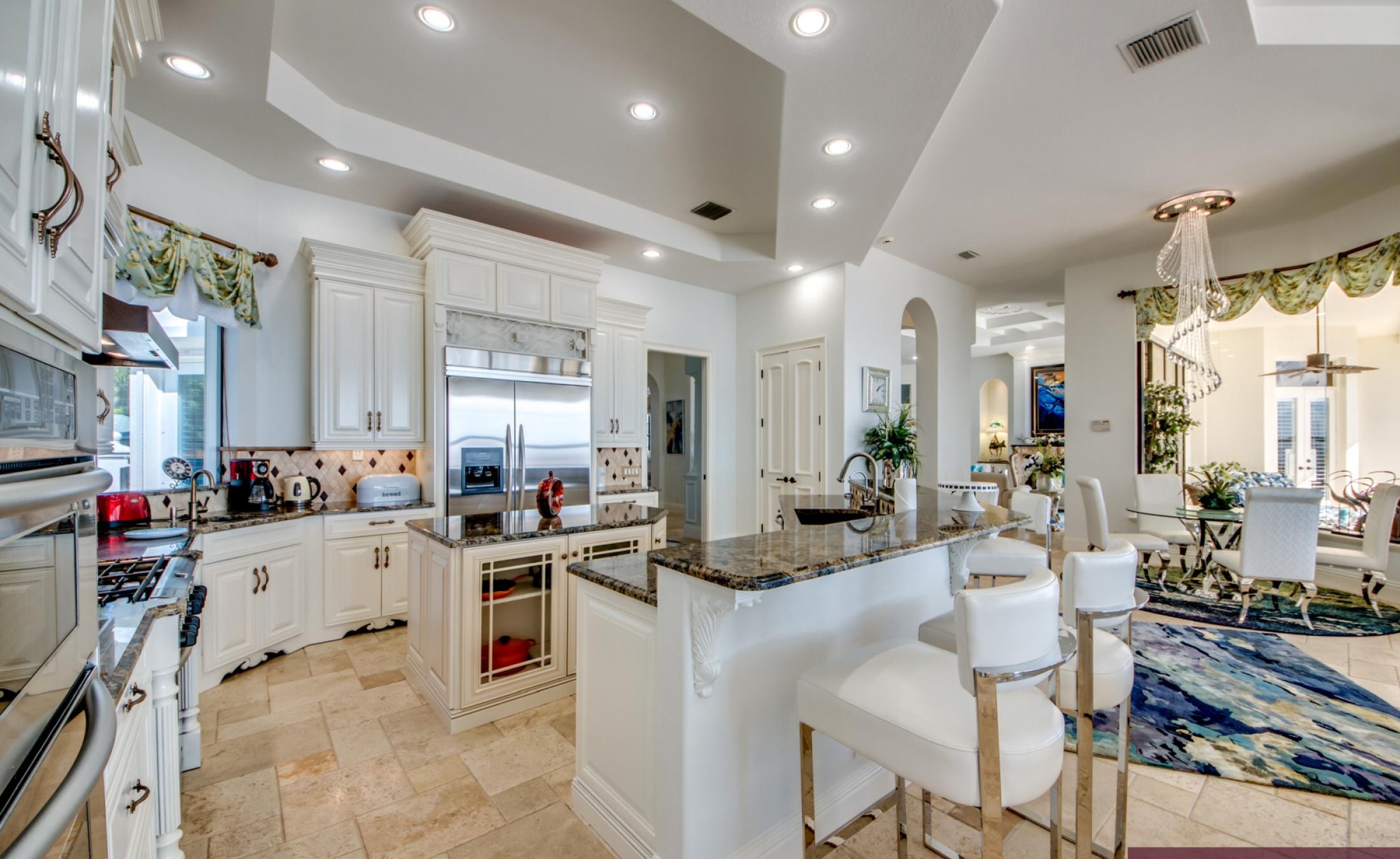 Infinity-Pool mit Spa auf der sonnigen Lanai mit Blick auf den Fluss und Bootsdock.