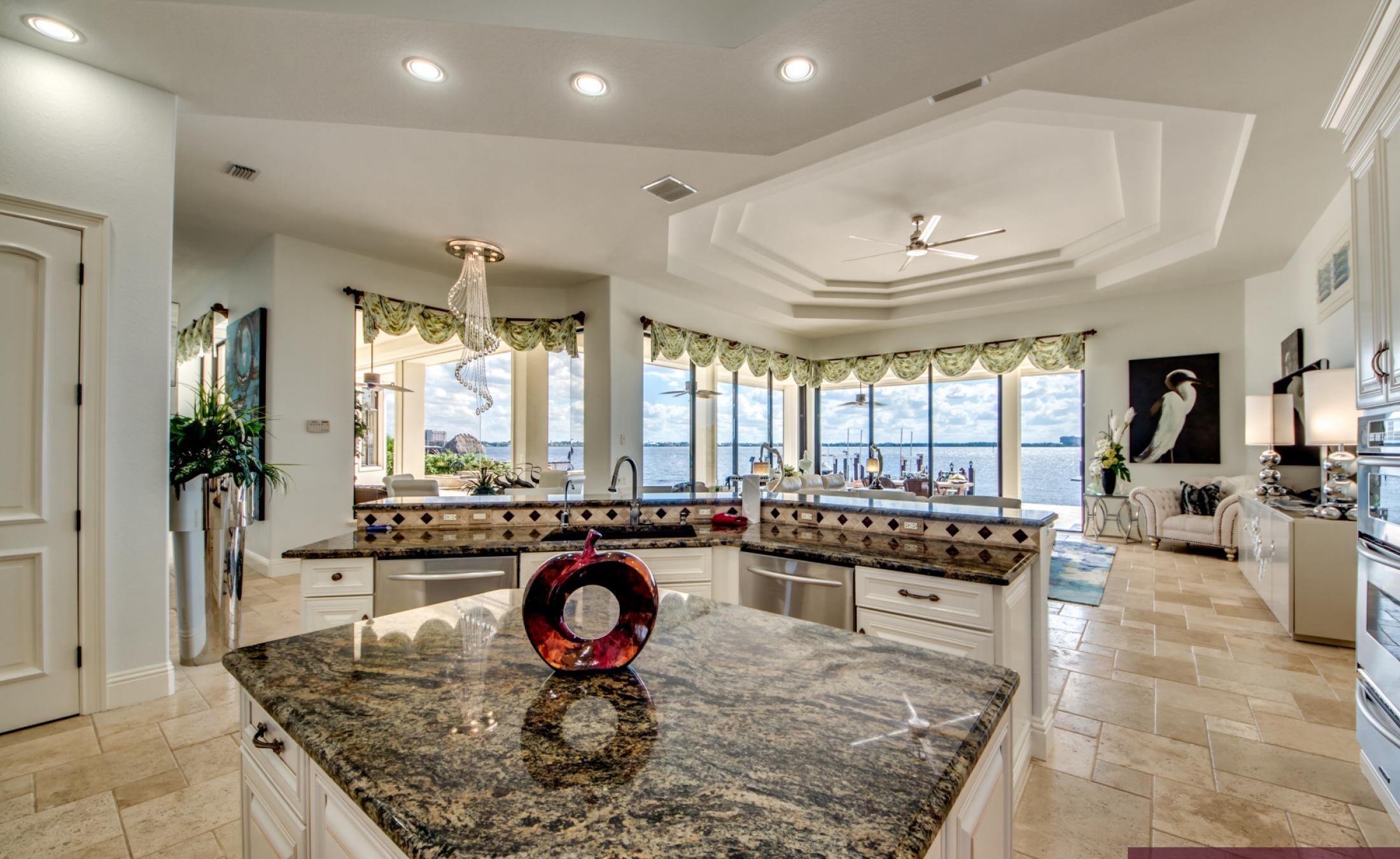 Infinity-Pool und Spa auf der Lanai mit Blick auf den Fluss.