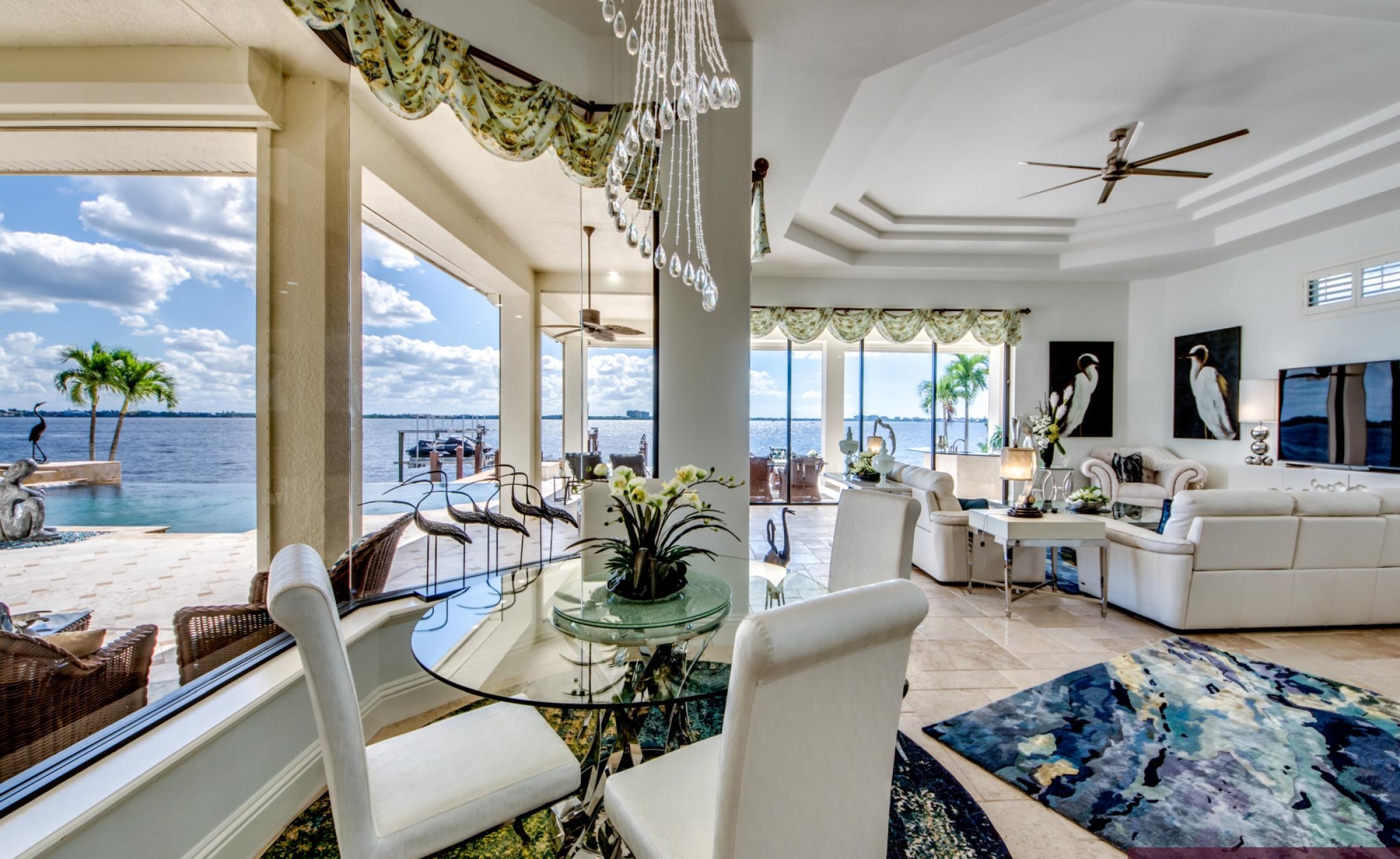 Infinity-Pool und Spa auf der sonnigen Lanai mit Blick auf den Fluss und Bootsdock.