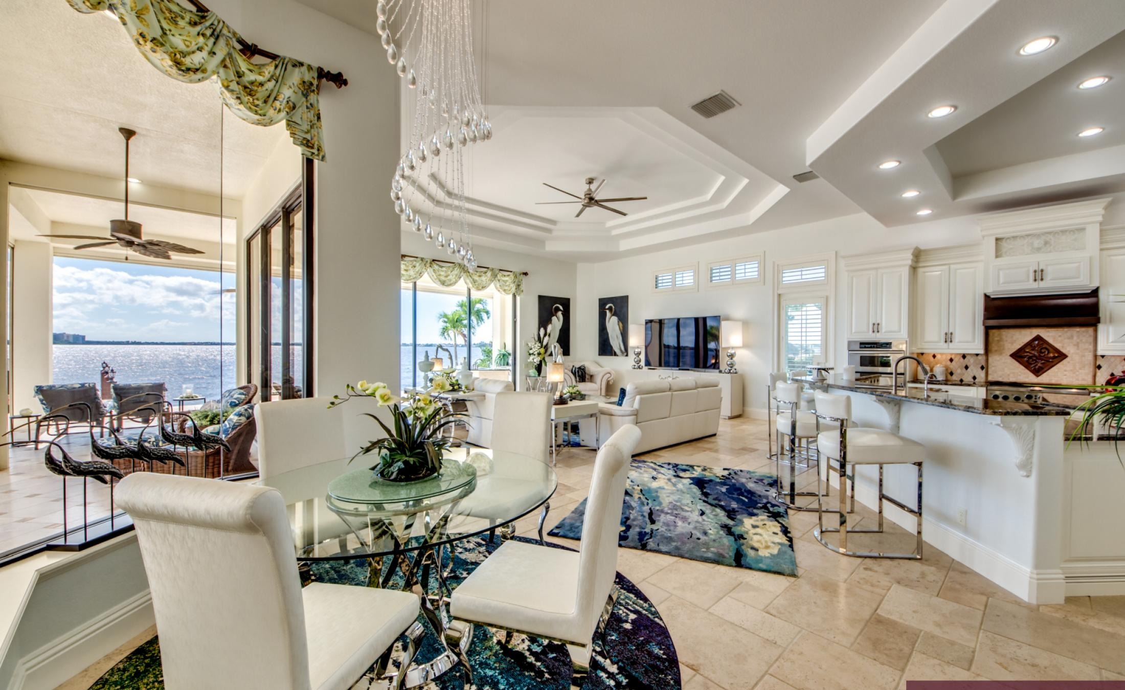 Infinity-Pool mit Spa auf der sonnigen Lanai mit Blick auf den Fluss.