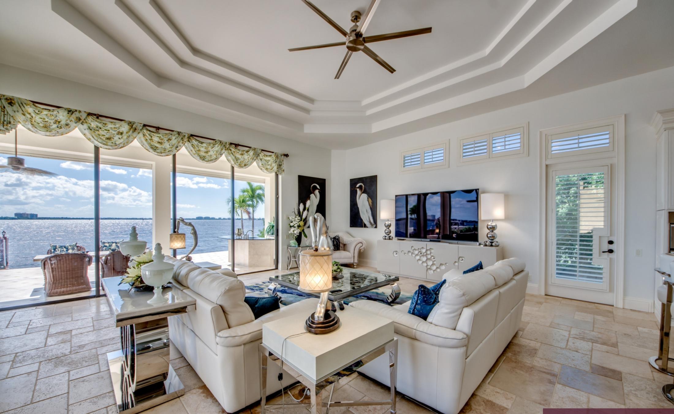 Infinity-Pool und Spa auf der sonnigen Lanai mit Blick auf den Fluss und Bootsdock.