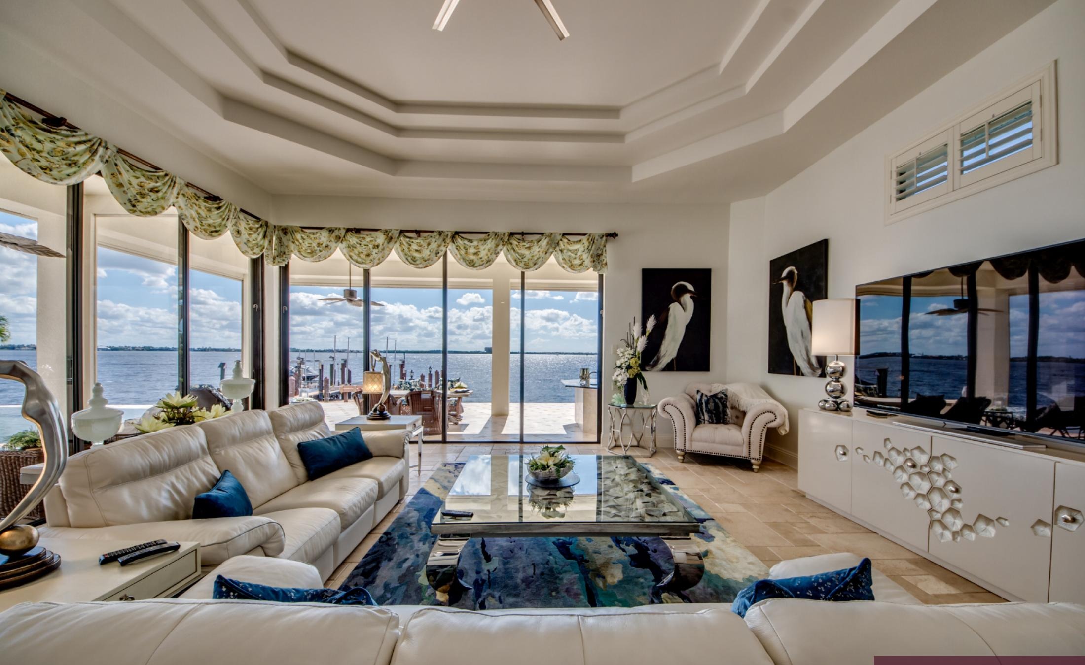 Infinity-Pool mit Spa auf sonniger Lanai, Blick auf den Fluss und Bootsdock.