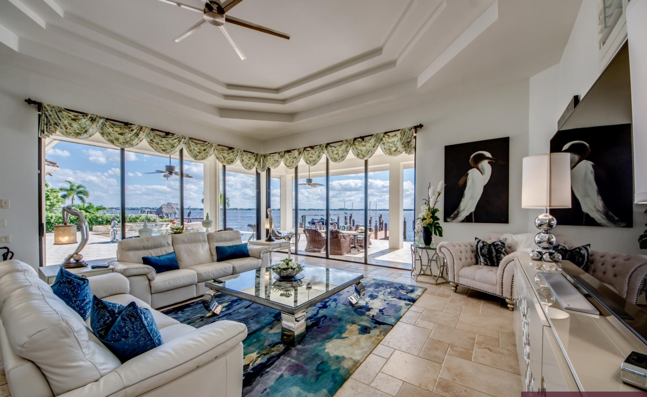 Infinity-Pool mit Spa auf sonniger Lanai mit Blick auf den Fluss und Bootsdock.
