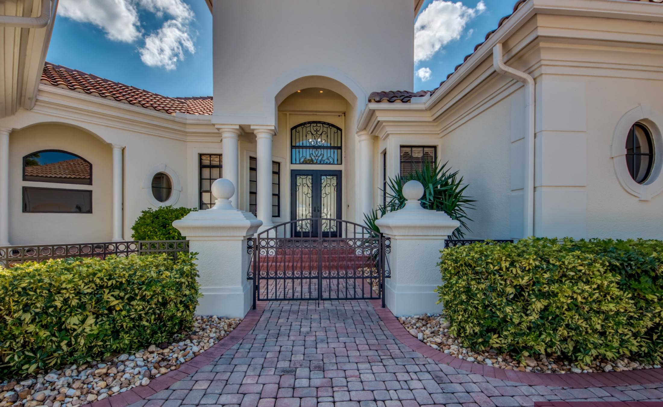 Sonnige Lanai mit Infinity-Pool und Spa am Flussufer.