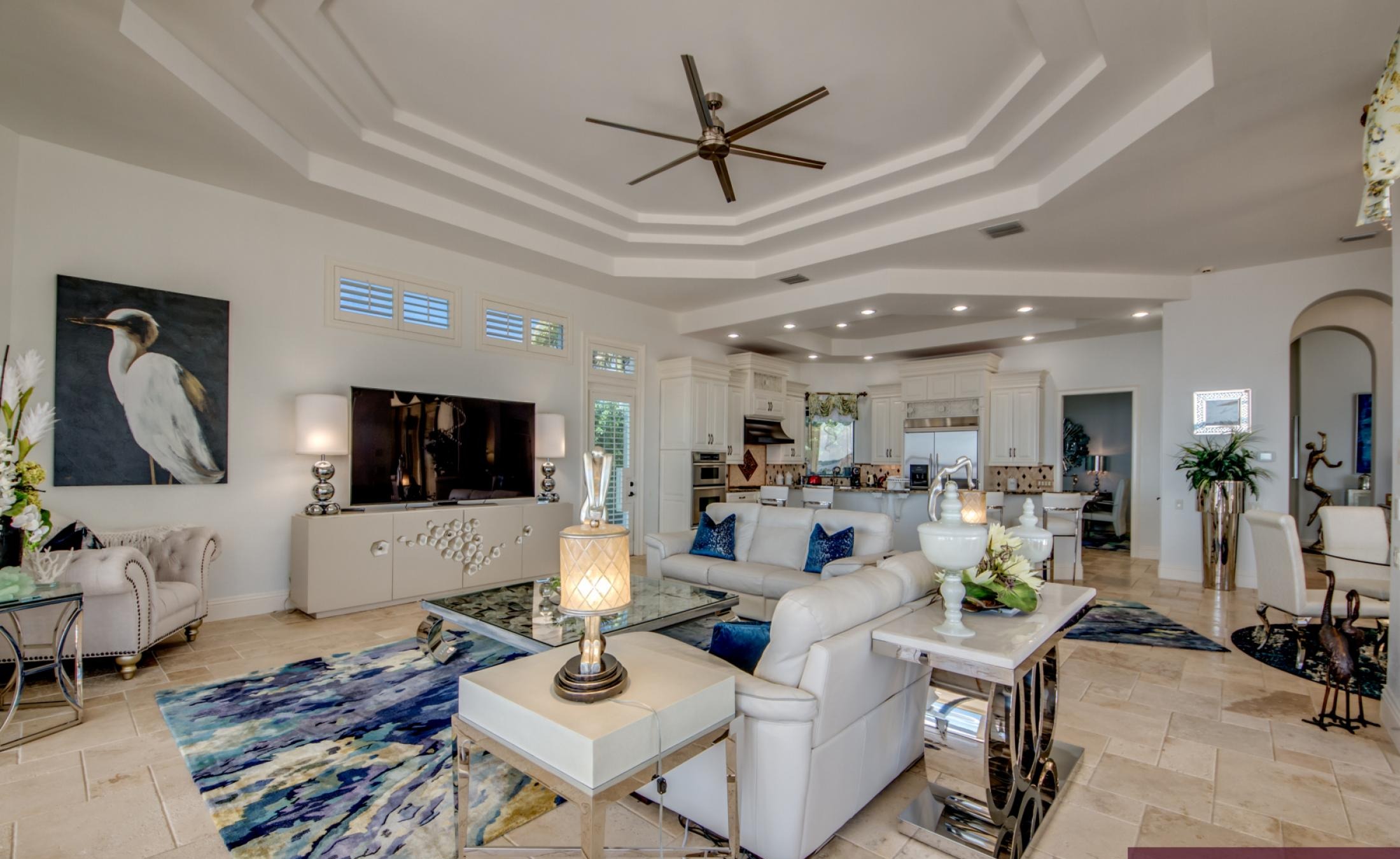 Infinity-Pool mit Spa auf der sonnigen Lanai mit Blick auf den Fluss.