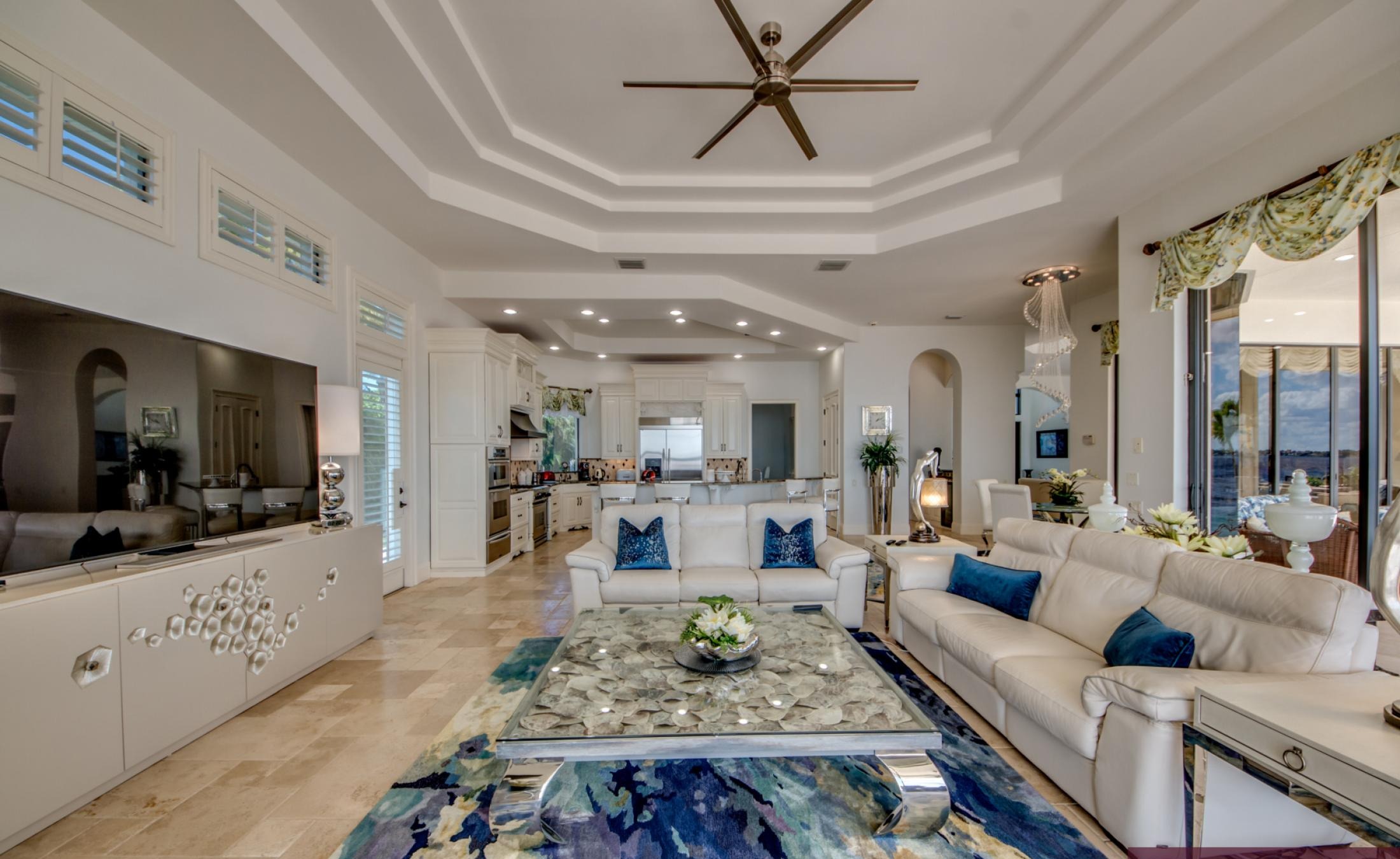 Sonnige Lanai mit Infinity-Pool, Spa und Blick auf den Fluss mit Bootsdock.