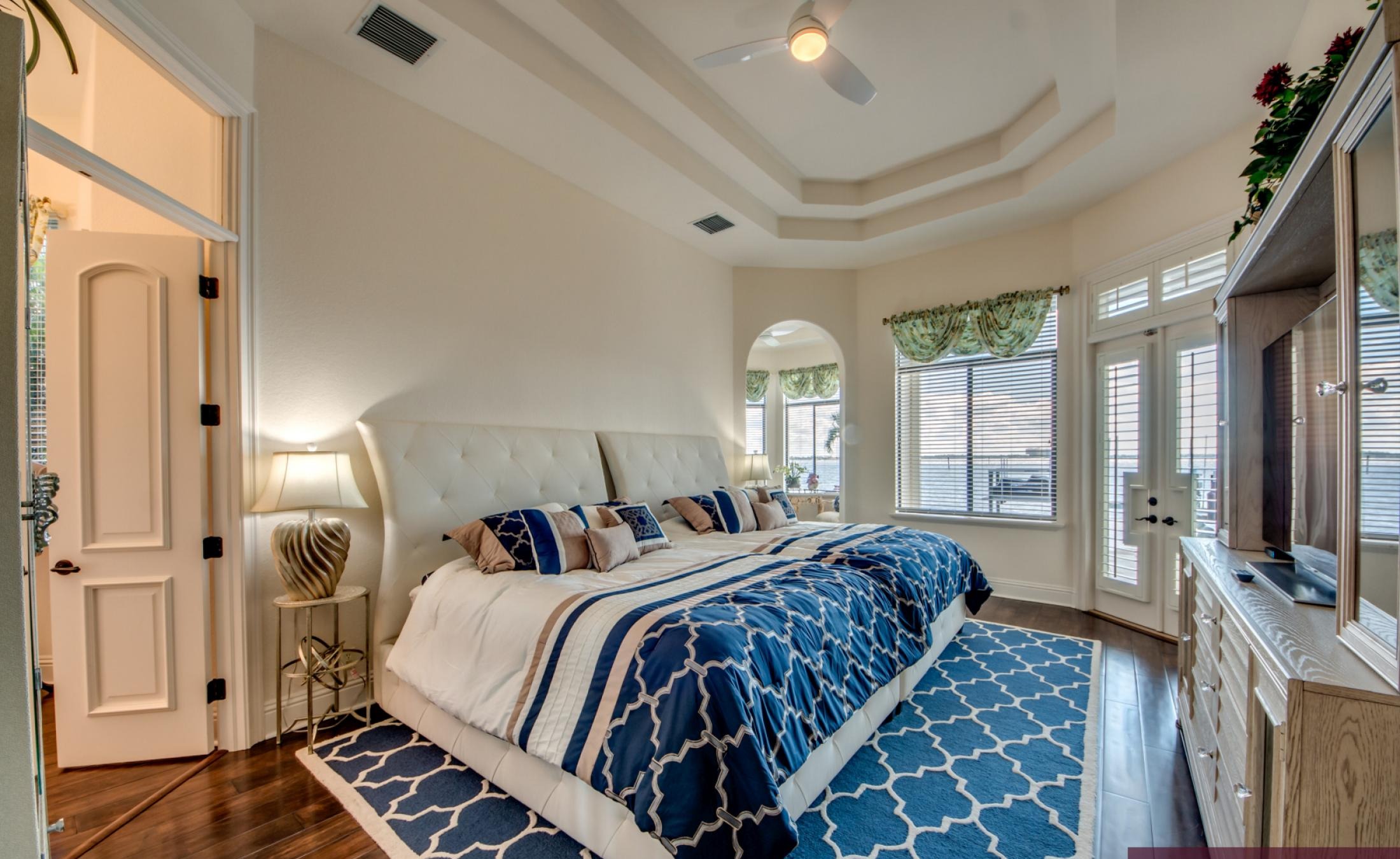 Infinity-Pool mit Spa auf der sonnigen Lanai mit Blick auf den Fluss und Bootsdock.