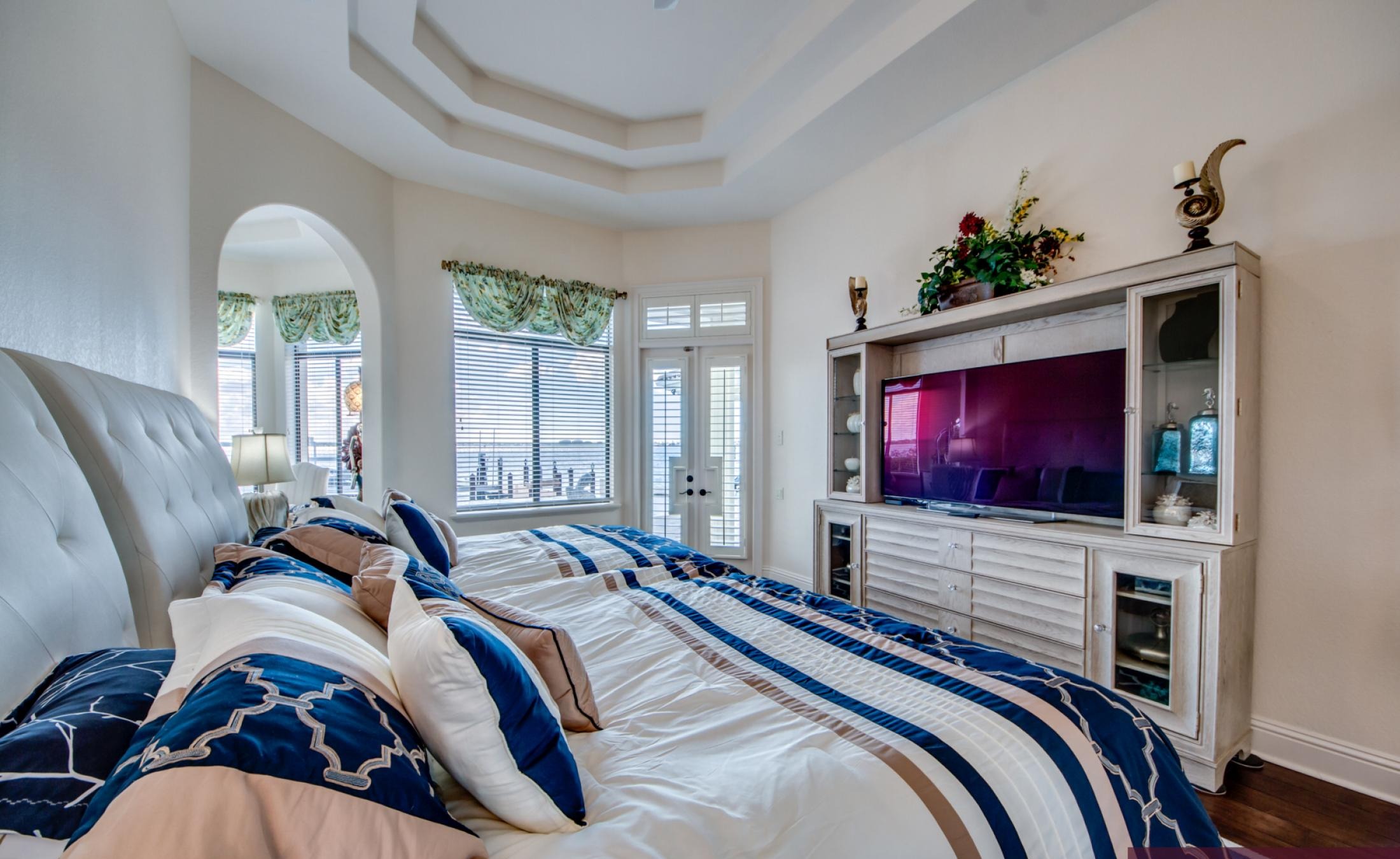 Infinity-Pool mit Spa auf der sonnigen Lanai mit Blick auf den Fluss und Bootsdock.