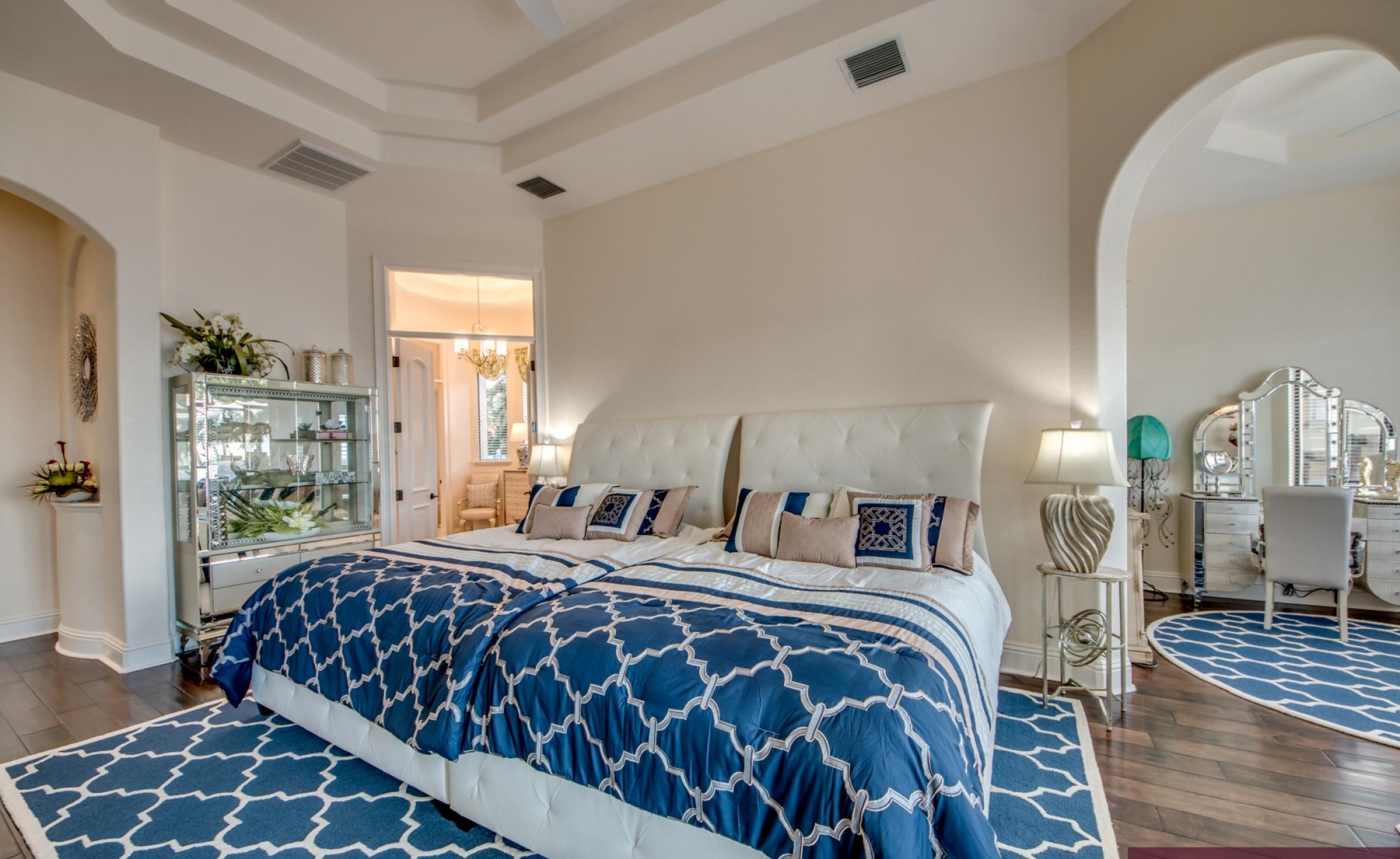 Infinity-Pool mit Spa und Blick auf den Fluss, mit Bootsdock.