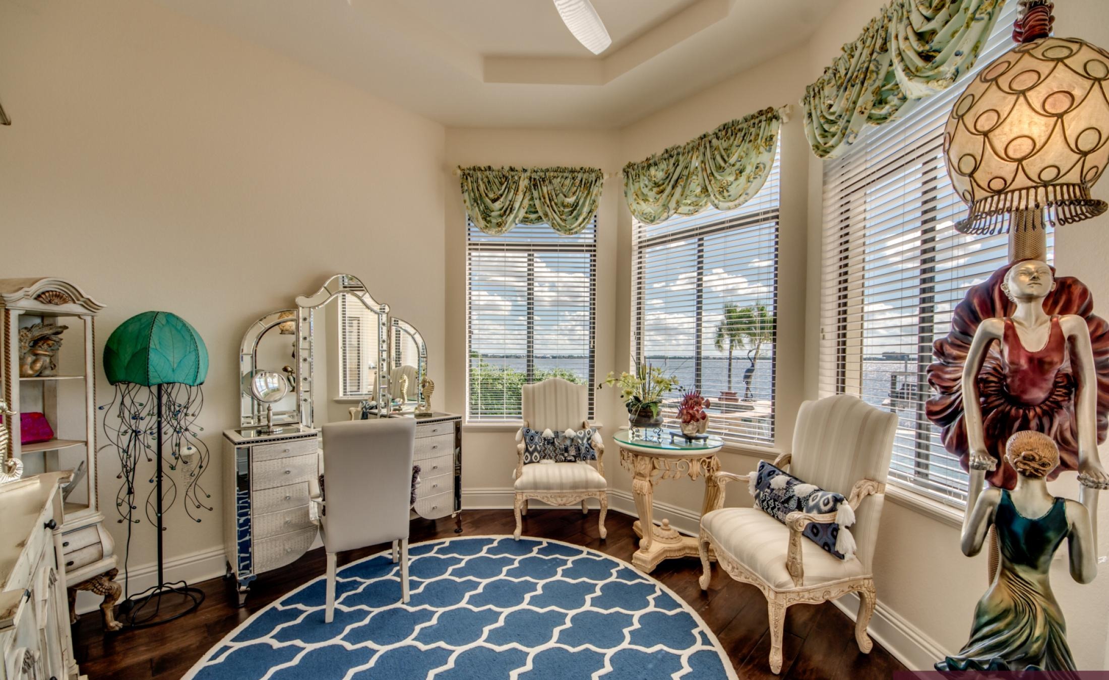 Infinity-Pool mit Spa auf der sonnigen Lanai mit Blick auf den Fluss.