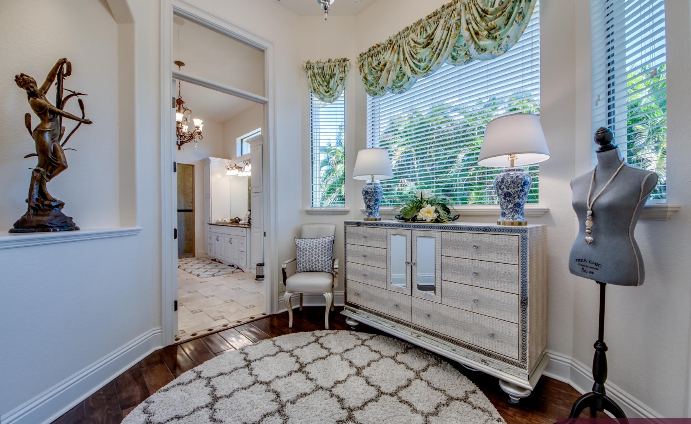Infinity-Pool und Spa auf der Lanai mit Blick auf den Fluss und Bootsdock.