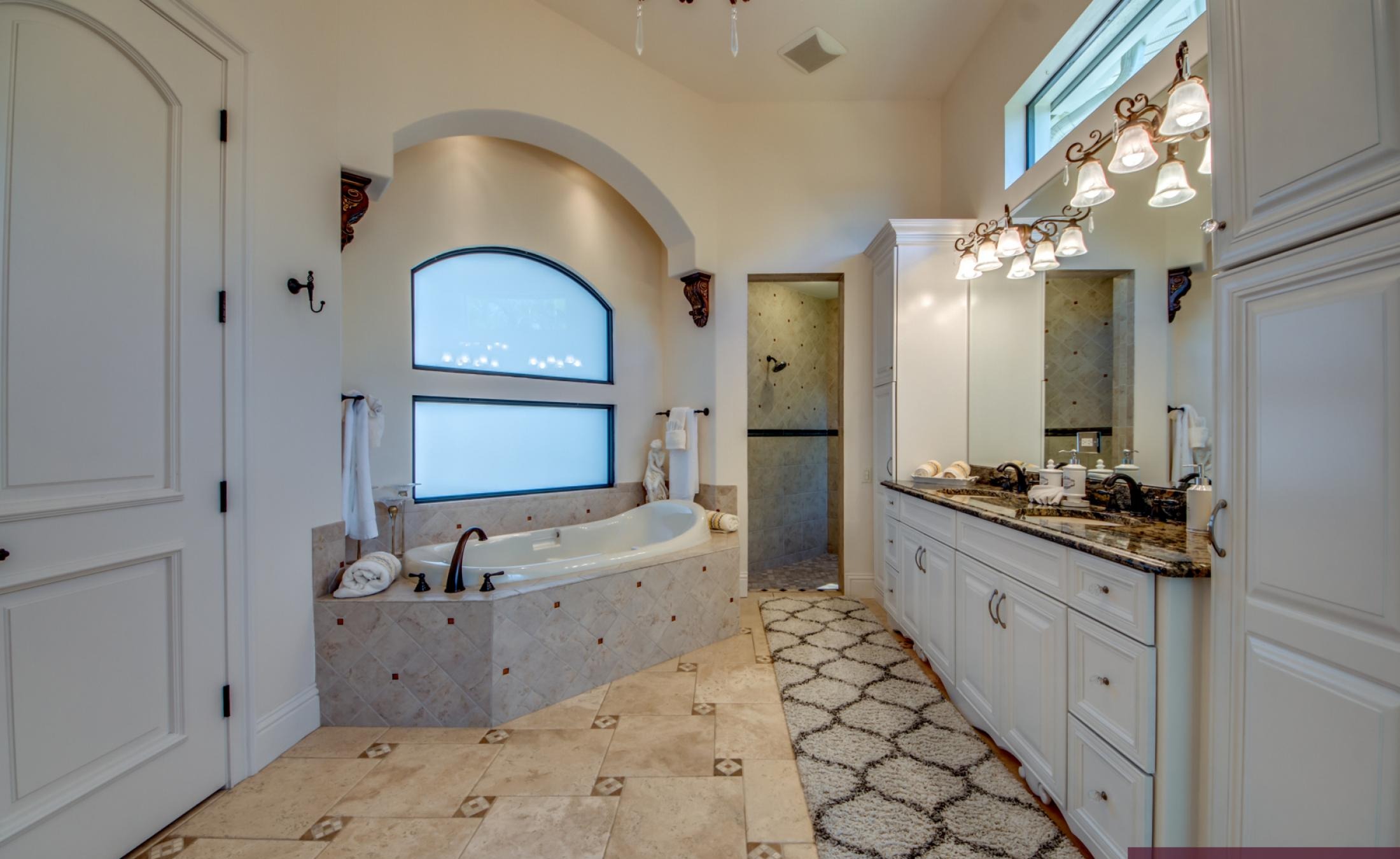 Infinity-Pool mit Spa auf der Lanai mit Blick auf den Fluss.