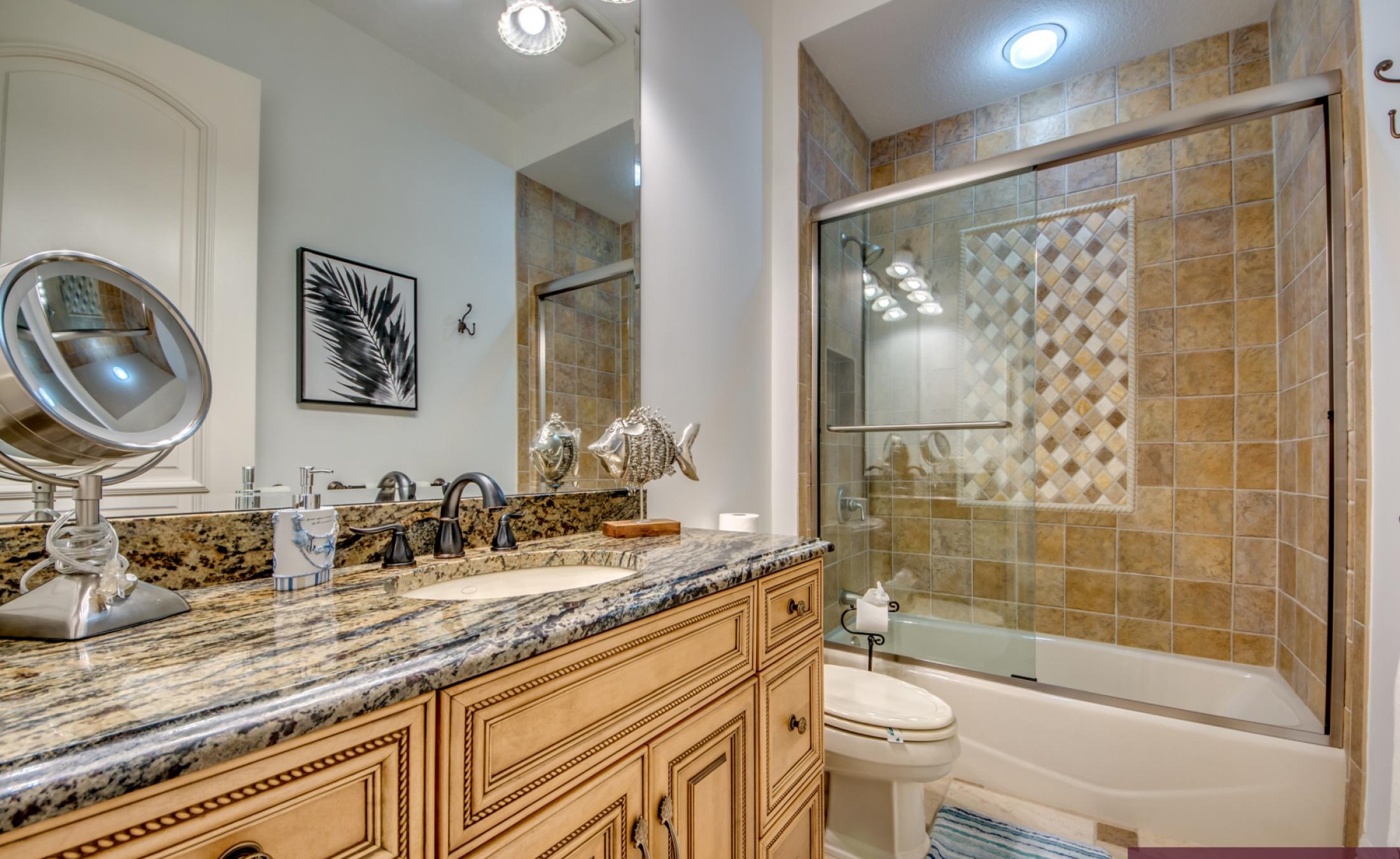 Infinity-Pool mit Spa und Blick auf den Fluss, mit Bootsdock am Ufer.