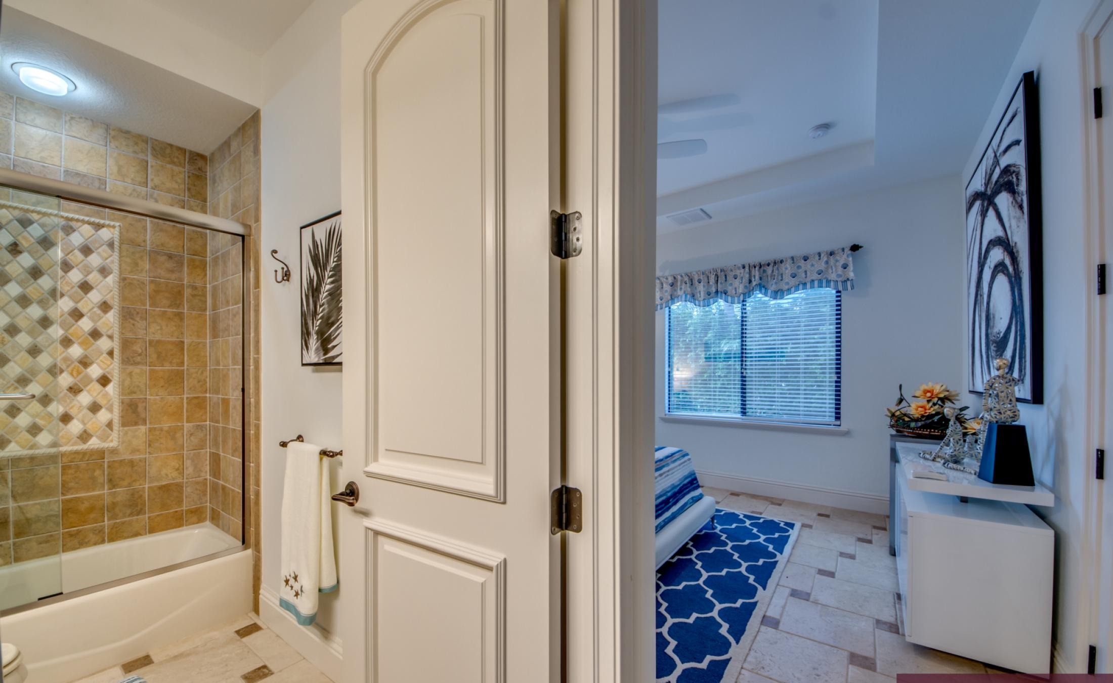 Infinity-Pool und Spa auf der sonnigen Lanai mit Blick auf den Fluss und Bootsdock.