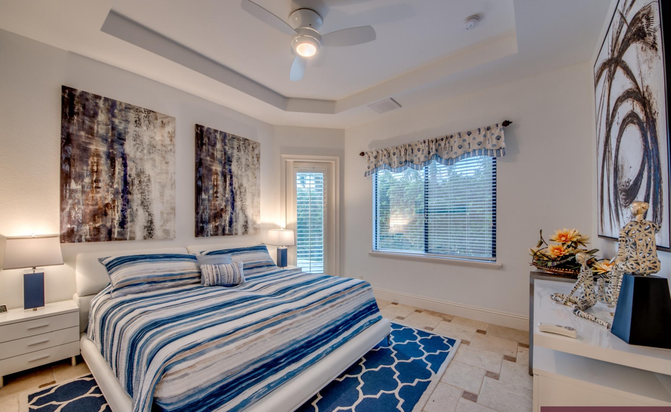 Sonnige Lanai mit Infinity-Pool, Spa und Blick auf den Fluss.