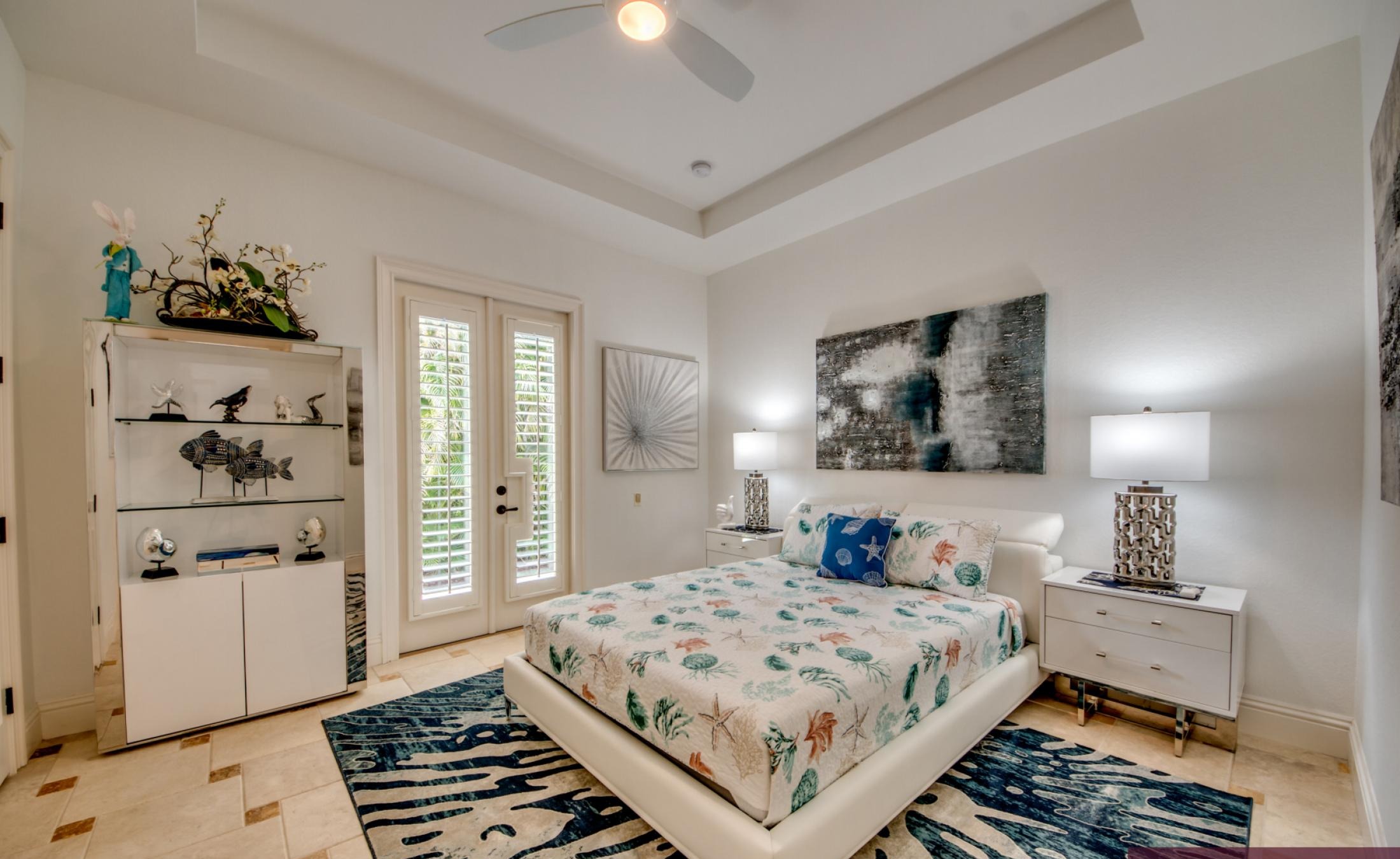 Infinity-Pool und Spa auf der sonnigen Lanai mit Blick auf den Fluss und Bootsdock.