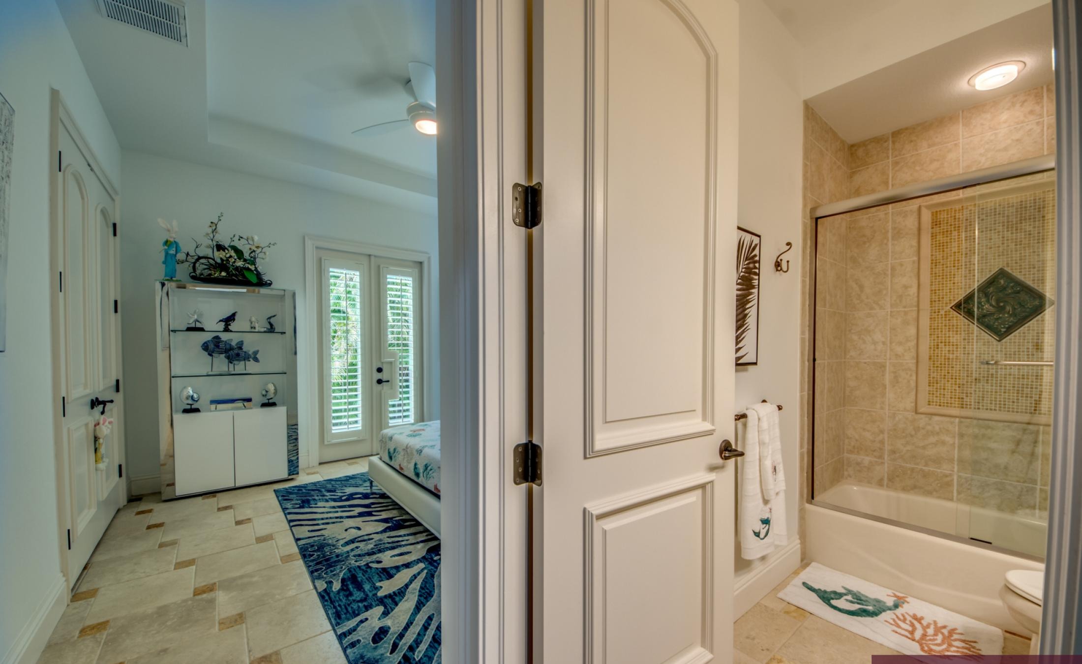 Infinity-Pool mit Spa auf der sonnigen Lanai mit Blick auf den Fluss.