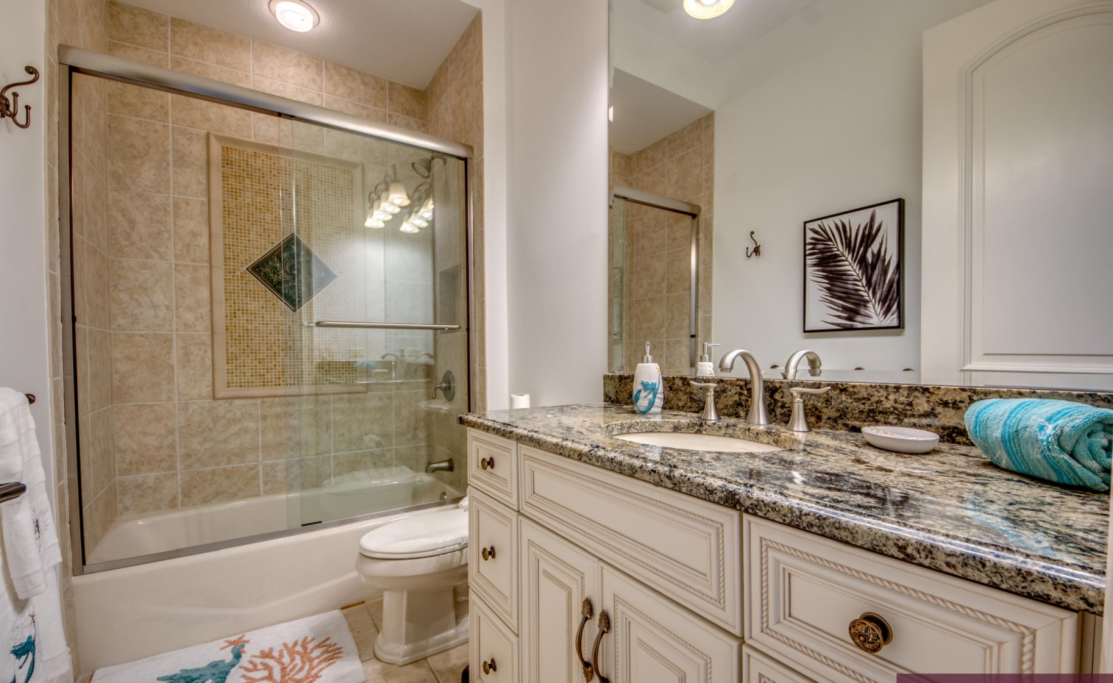 Infinity-Pool und Spa auf der Lanai mit Blick auf den Fluss und Bootsdock.