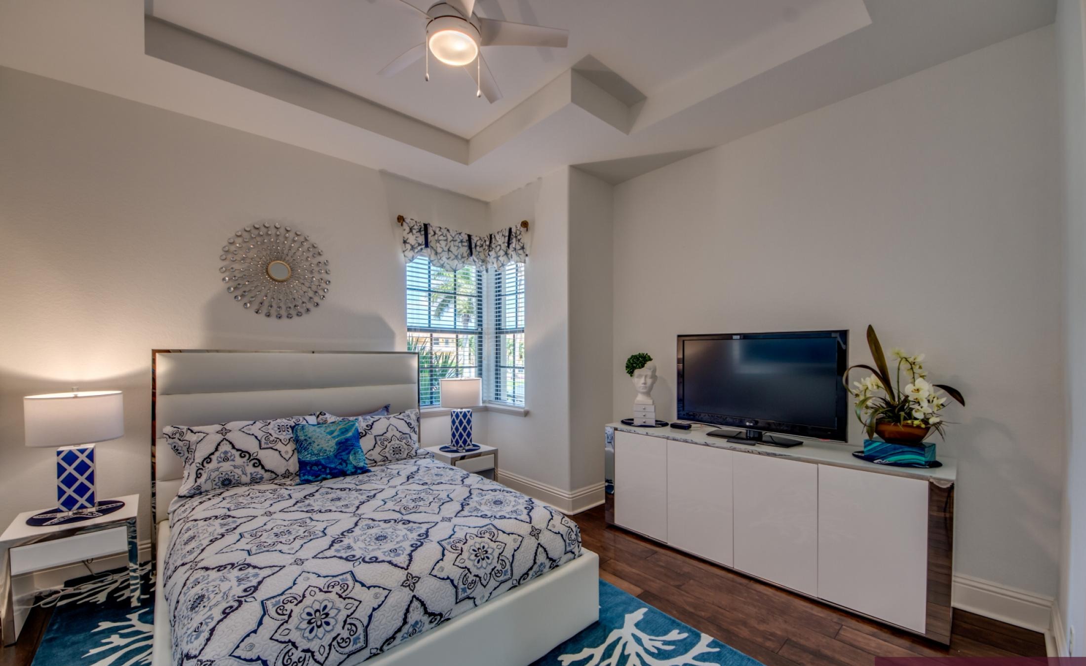 Infinity-Pool mit Spa auf der sonnigen Lanai mit Blick auf den Fluss und Bootsdock.