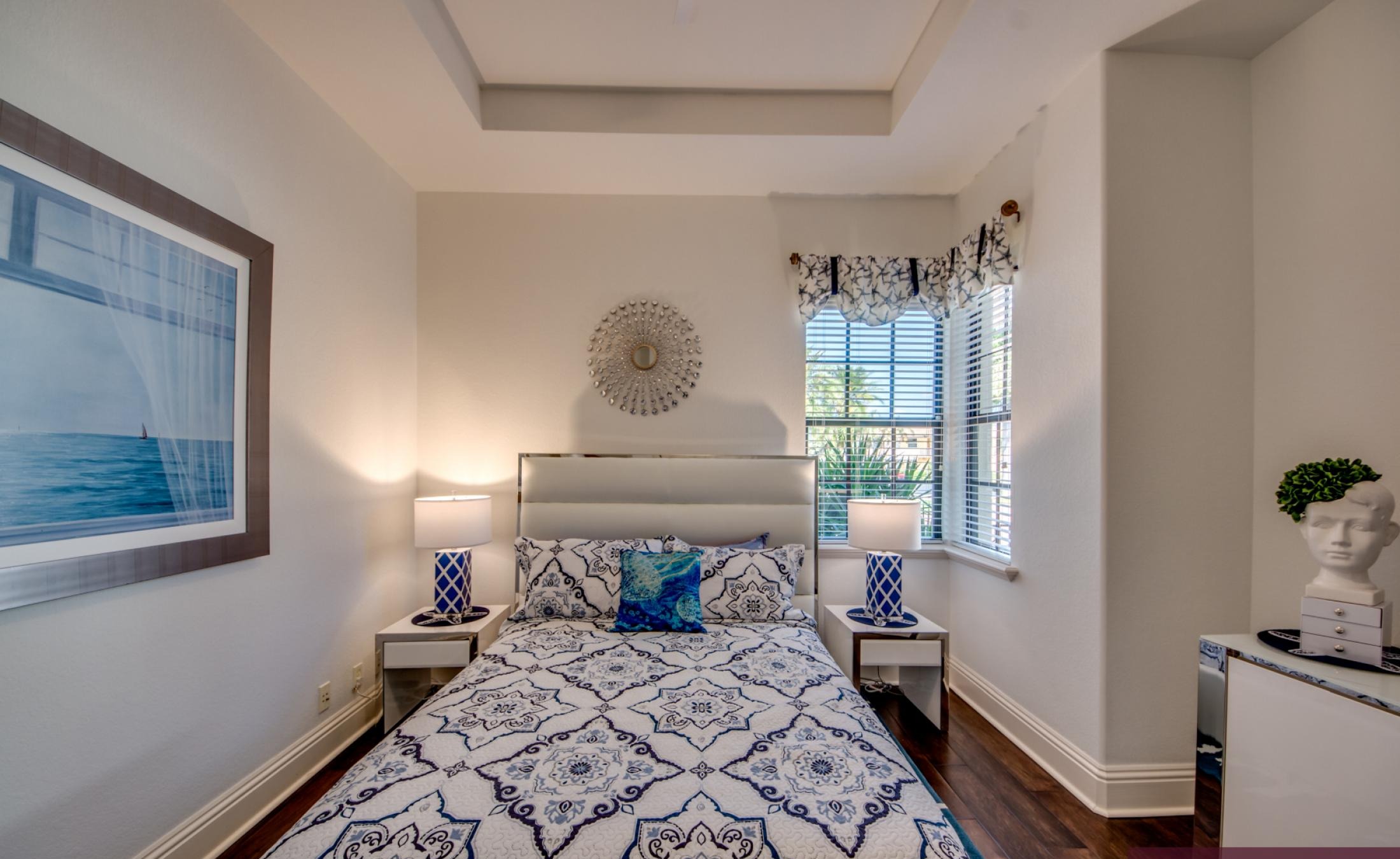 Infinity-Pool mit Spa auf der Lanai, Blick auf den Fluss und Bootsdock.