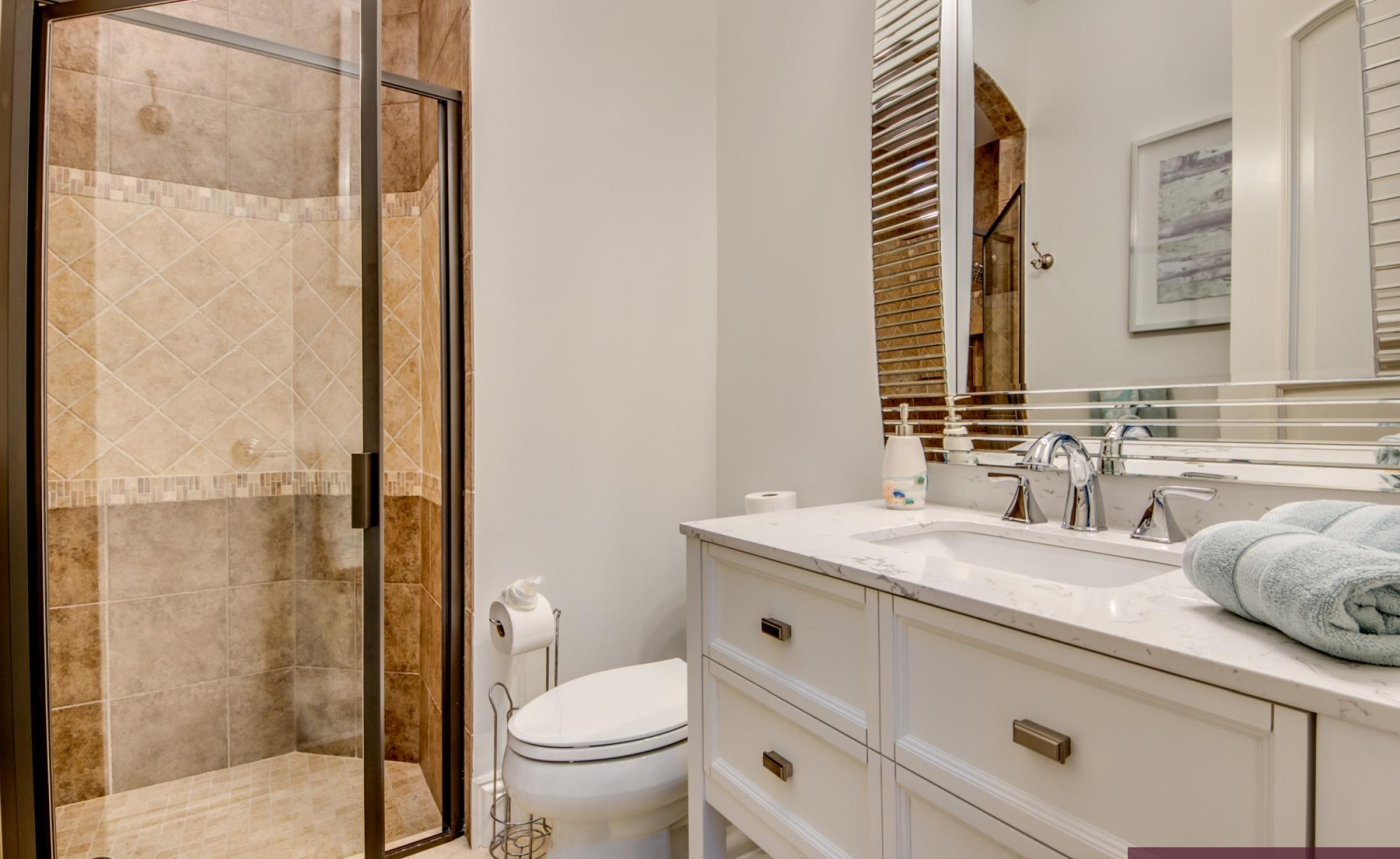 Infinity-Pool und Spa auf der sonnigen Lanai mit Blick auf den Fluss und Bootsdock.