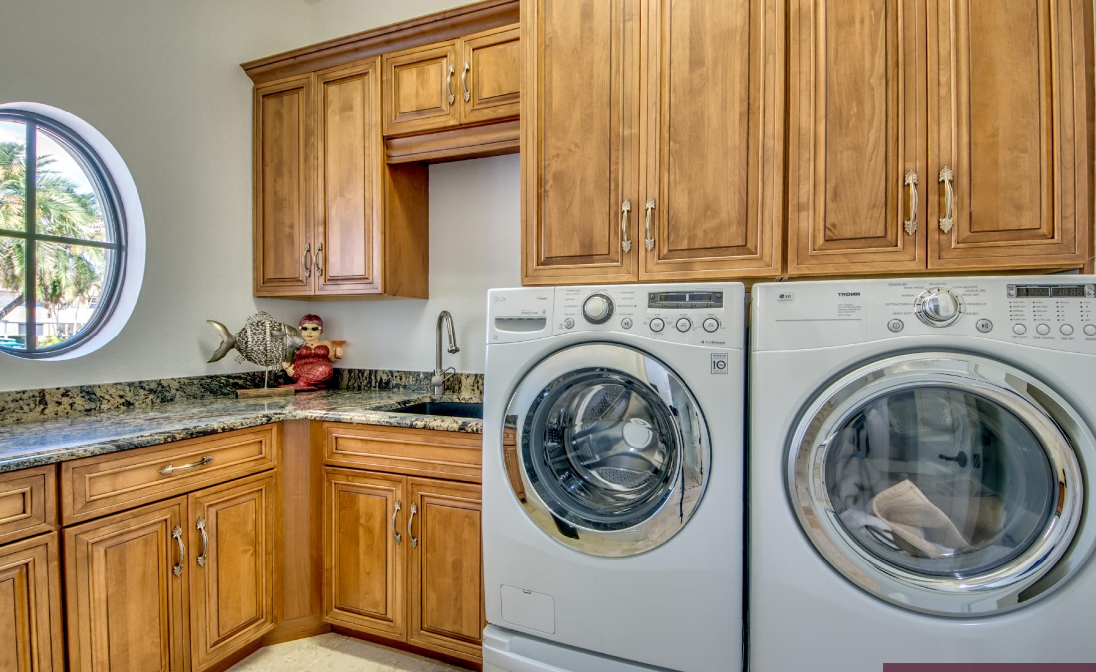 Sonnige Lanai mit Infinity-Pool und Spa am Flussufer.