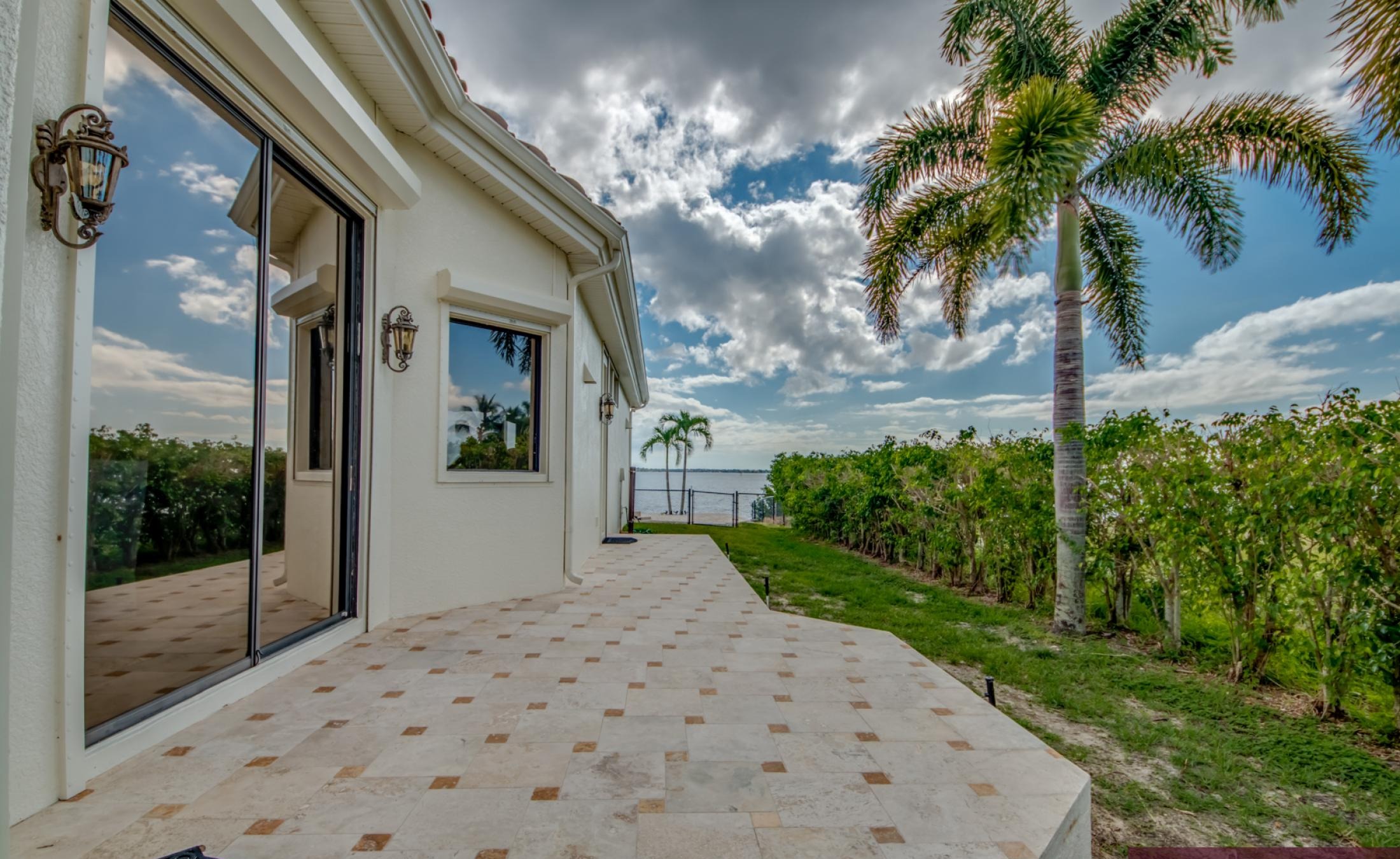 Infinity-Pool mit Spa und Blick auf den Fluss.