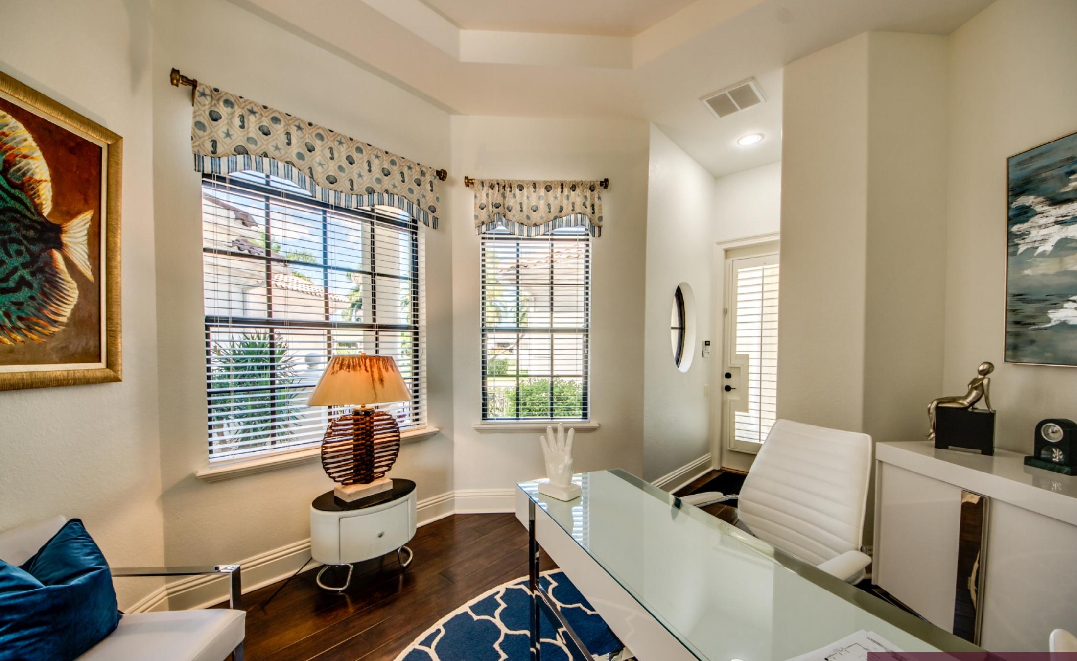 Infinity-Pool mit Spa/Jacuzzi auf der sonnigen Lanai mit Blick auf den Fluss.