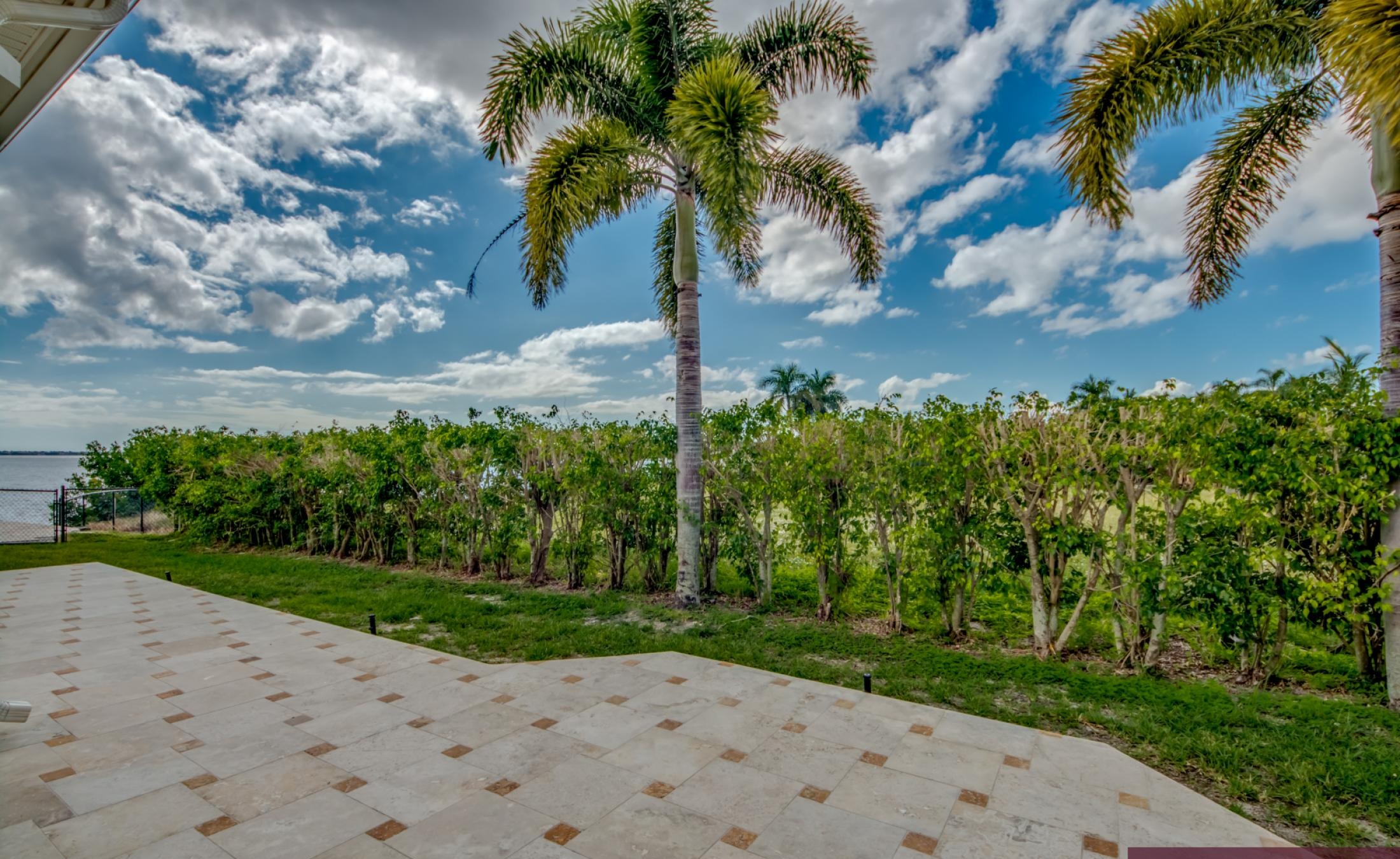 Sonnige Lanai mit Infinity-Pool und Spa am Flussufer.