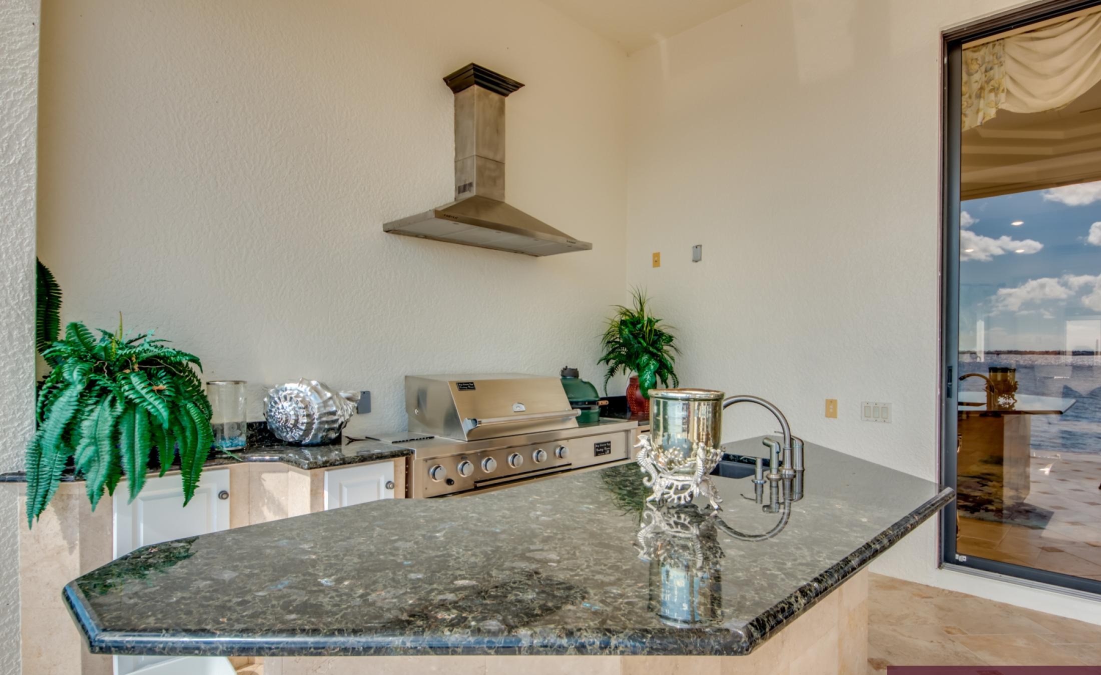 Infinity-Pool und Spa auf sonniger Lanai mit Blick auf den Fluss und Bootsdock.