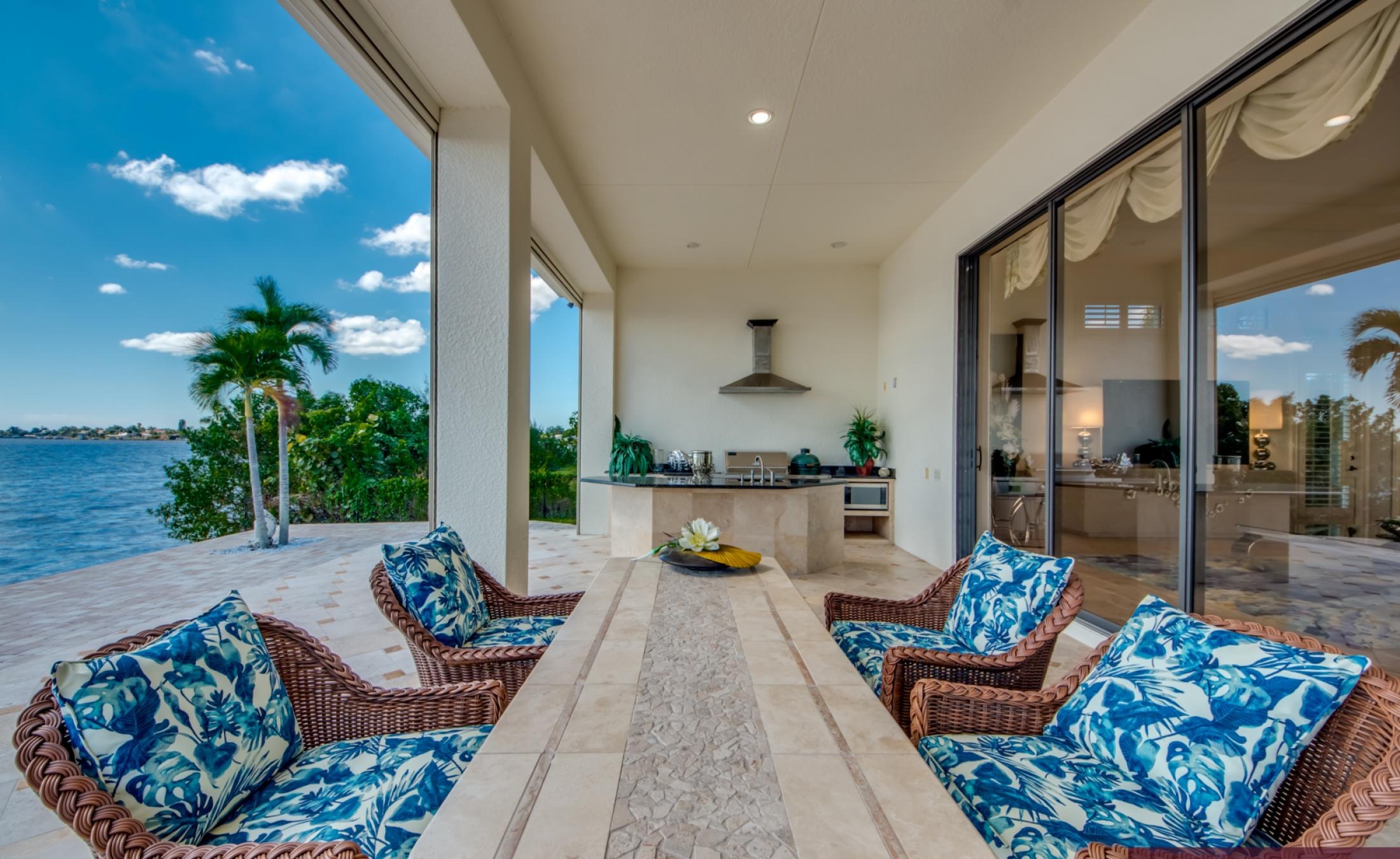 Infinity-Pool und Spa auf der sonnigen Lanai mit Blick auf den Fluss und Bootsdock.
