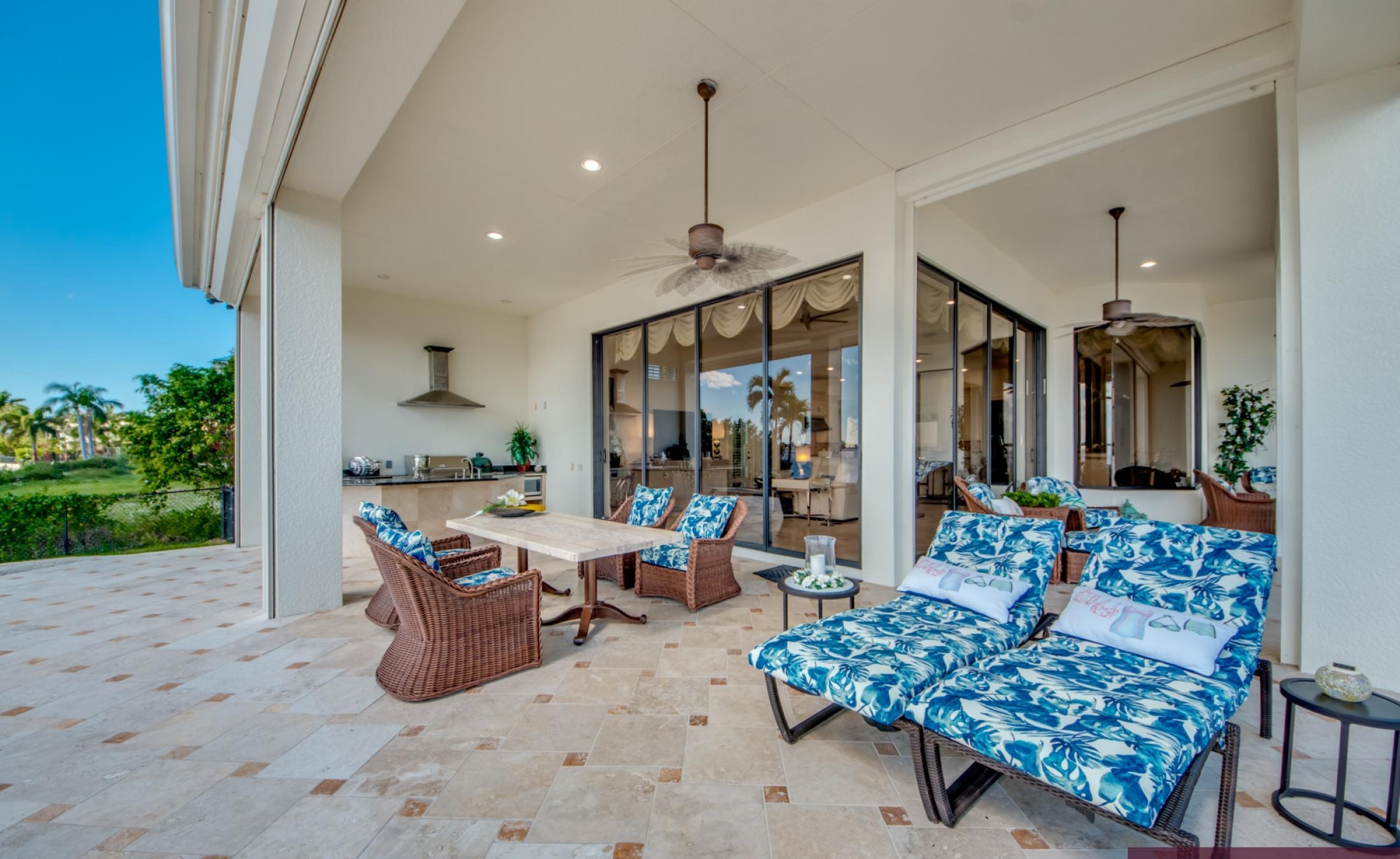 Infinity-Pool mit Spa auf der sonnigen Lanai mit Blick auf den Fluss und Bootsdock.