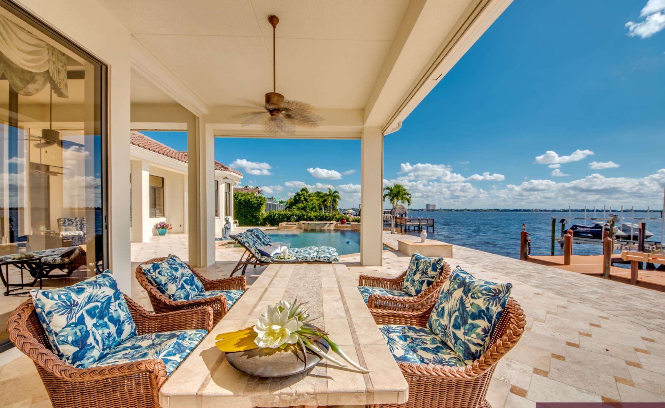 Infinity-Pool und Spa auf der Lanai mit Blick auf den Fluss und Bootsdock.