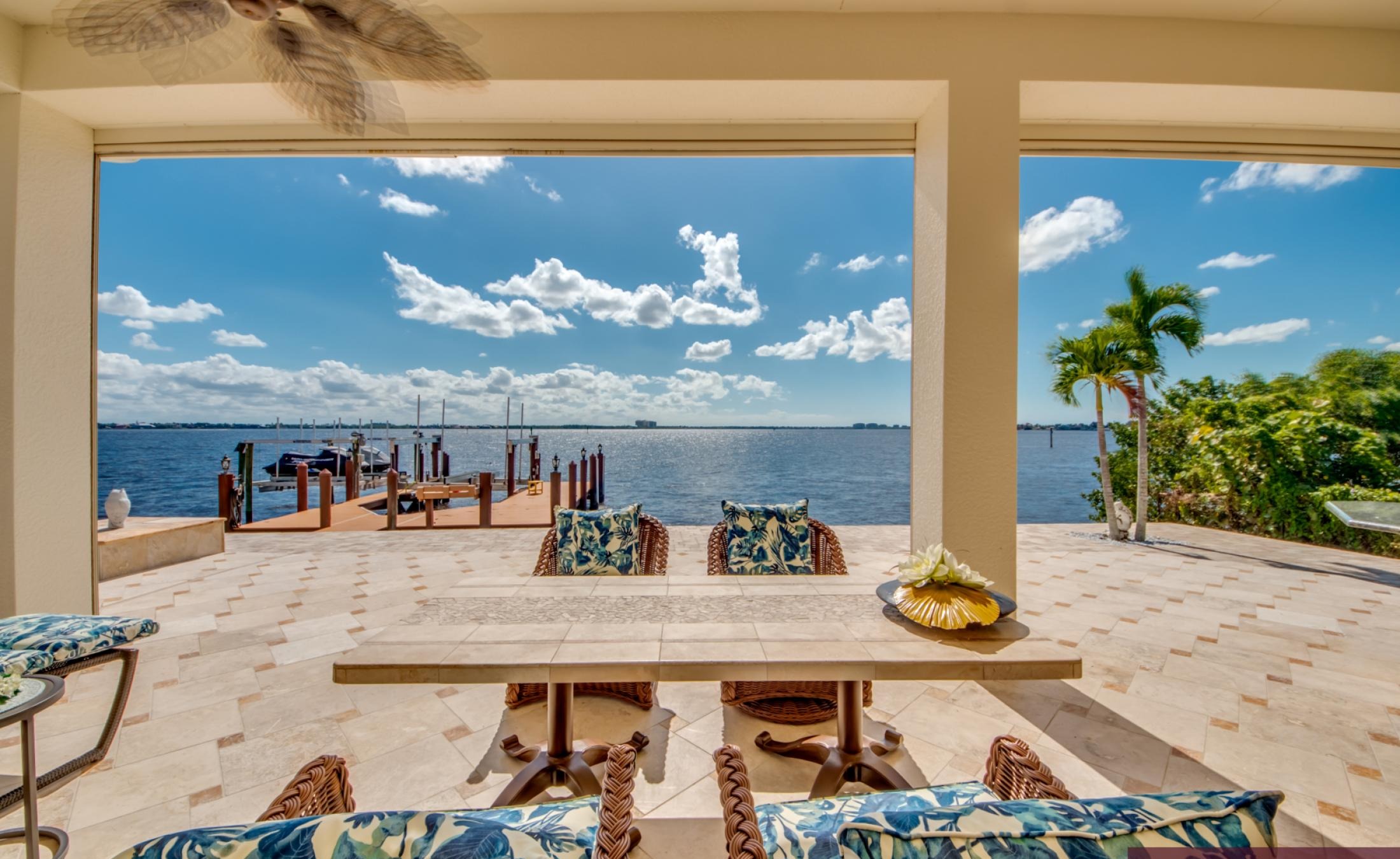 Infinity-Pool mit Spa auf der sonnigen Lanai, Blick auf den Fluss und Bootsdock.