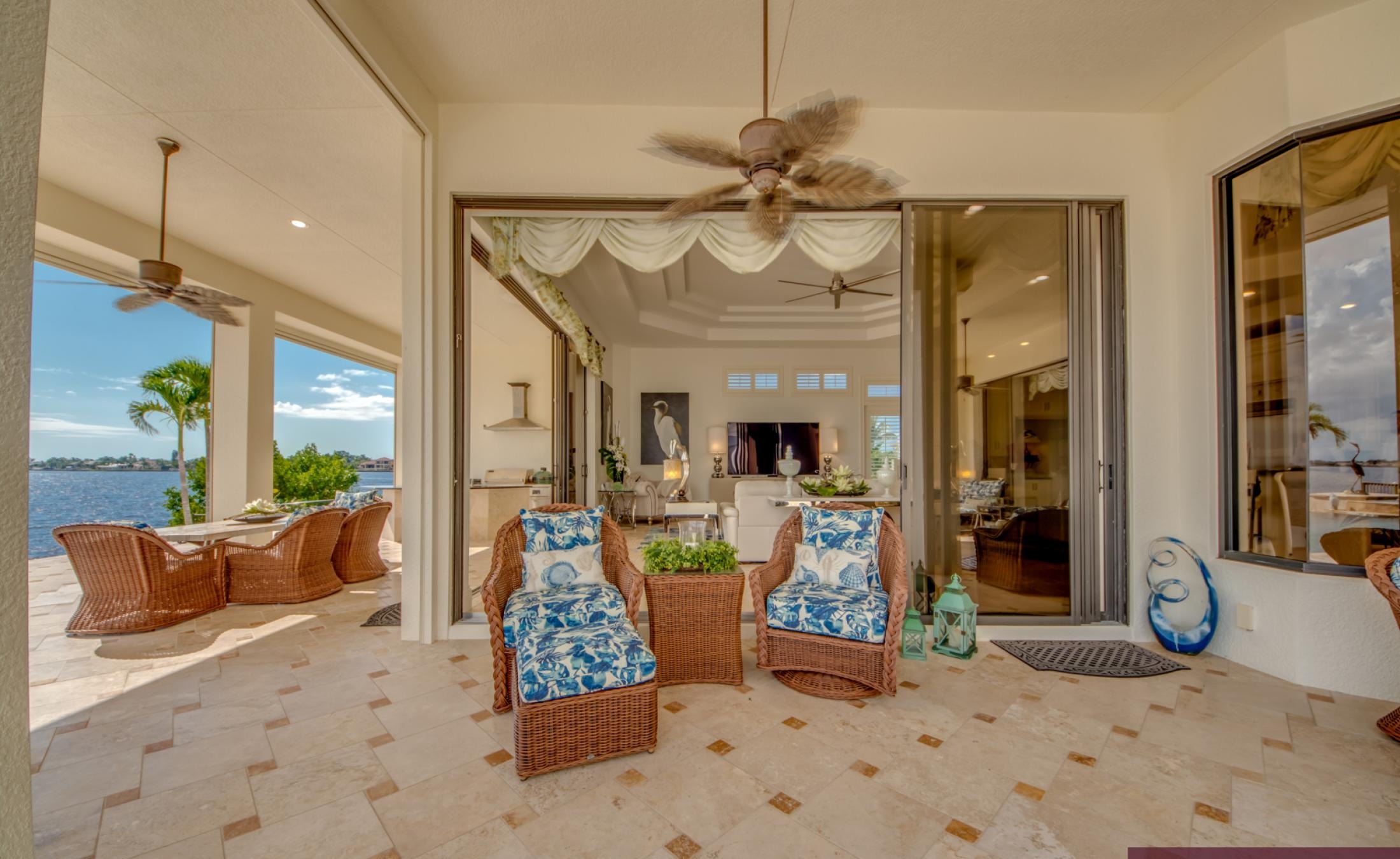 Infinity-Pool mit Spa auf der sonnigen Lanai mit Blick auf den Fluss und Bootsdock.