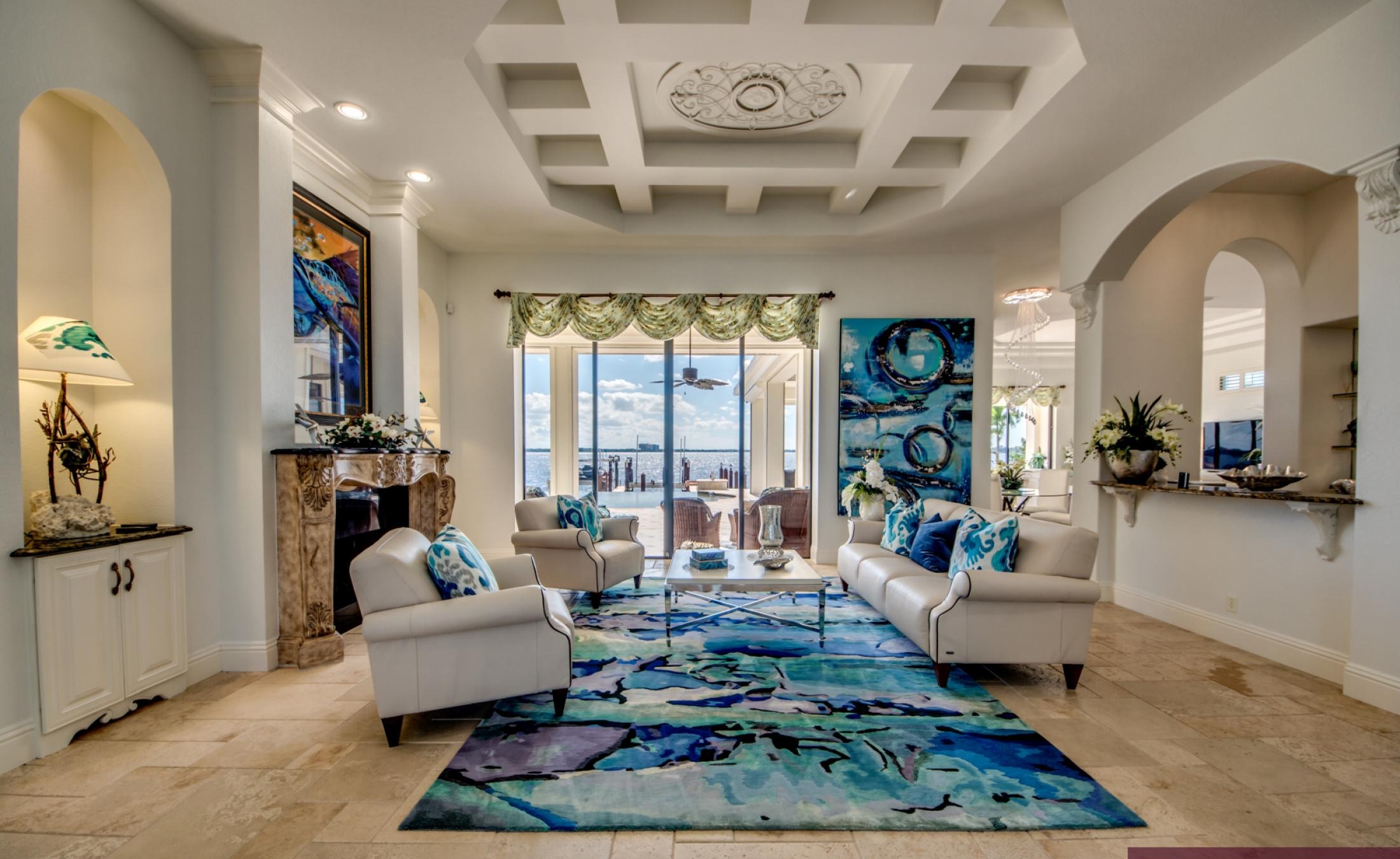 Infinity-Pool mit Spa und Blick auf den Fluss, Bootsdock im Vordergrund.