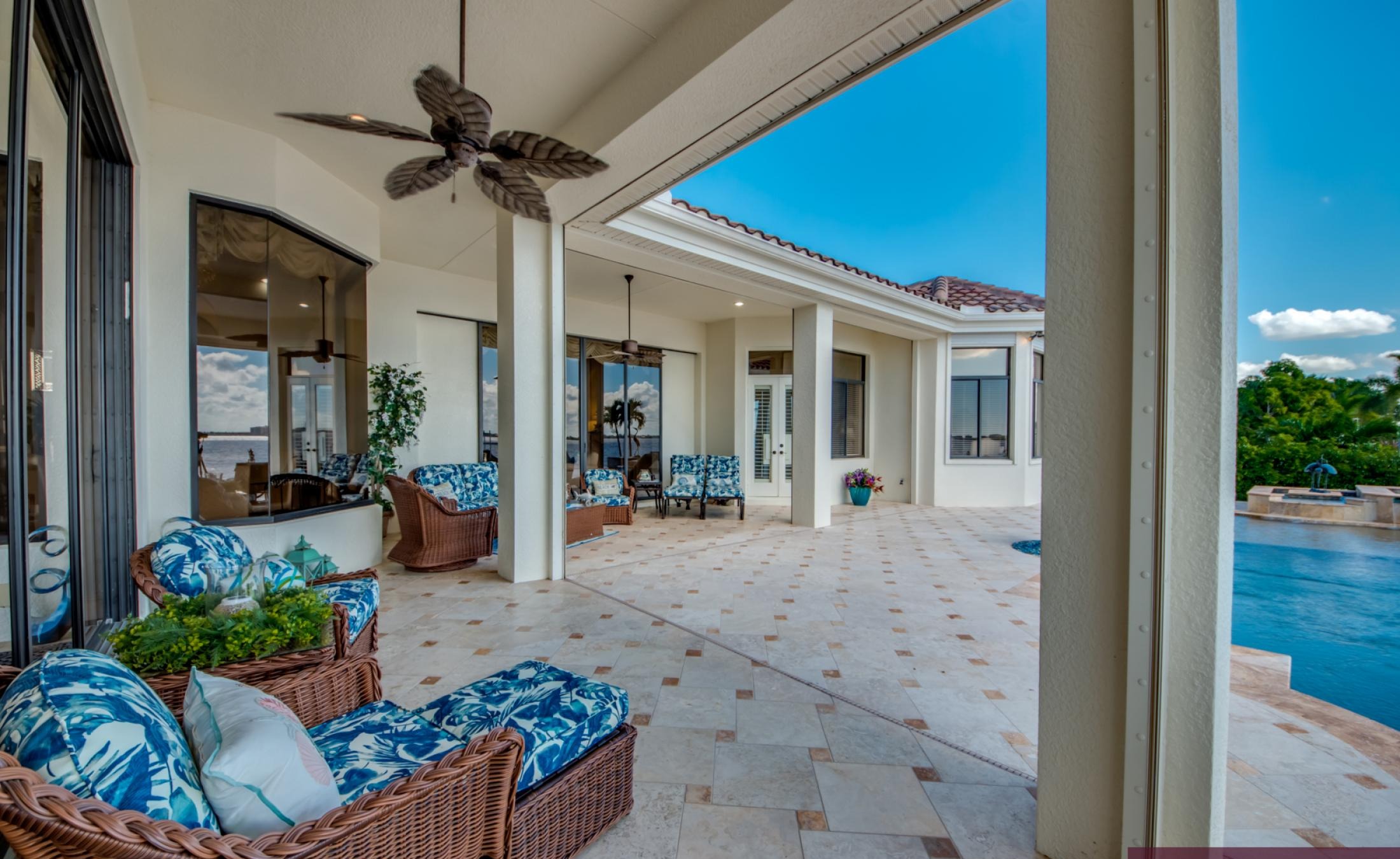 Infinity-Pool mit Spa auf der Lanai mit Blick auf den Fluss und Bootsdock.