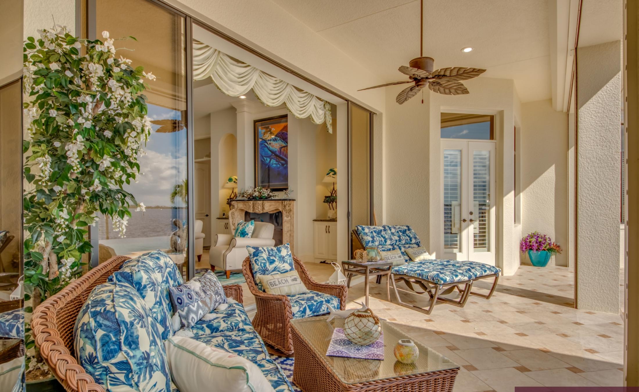 Infinity-Pool mit Spa auf der Lanai, Blick auf den Fluss und Bootsdock.