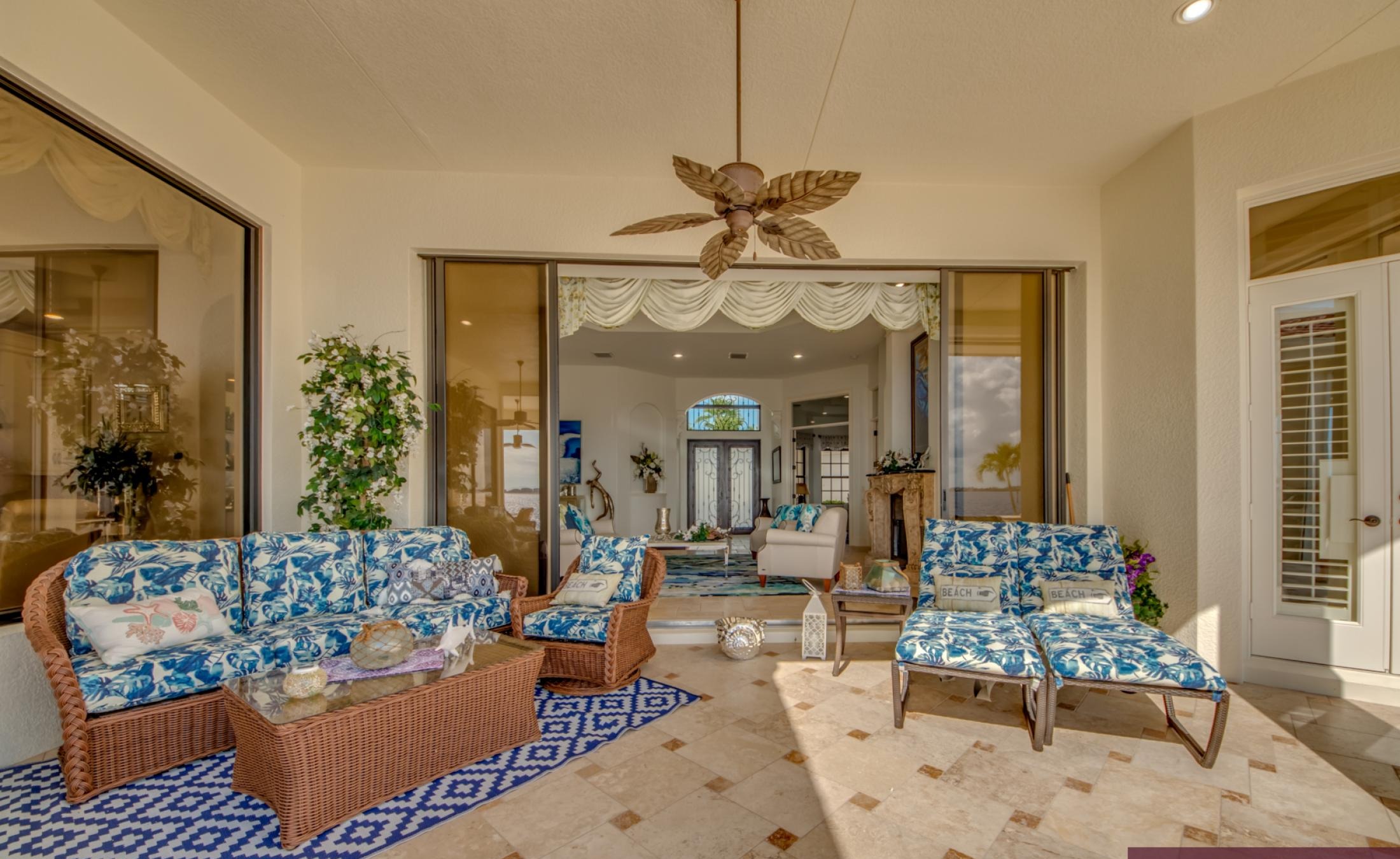 Infinity-Pool mit Spa auf der sonnigen Lanai, Blick auf den Fluss und Bootsdock.