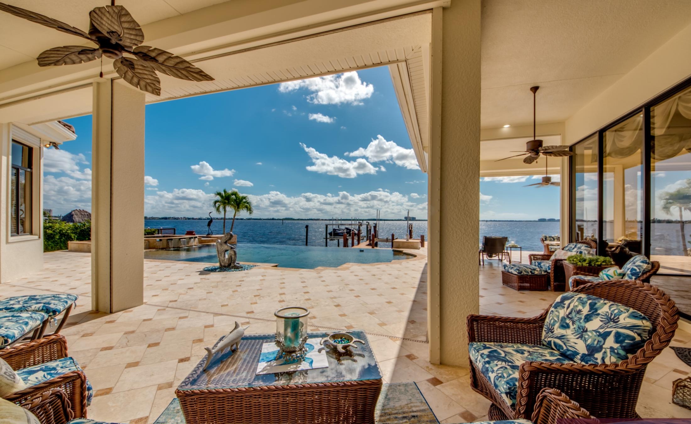 Infinity-Pool mit Spa auf der Lanai mit Blick auf den Fluss.
