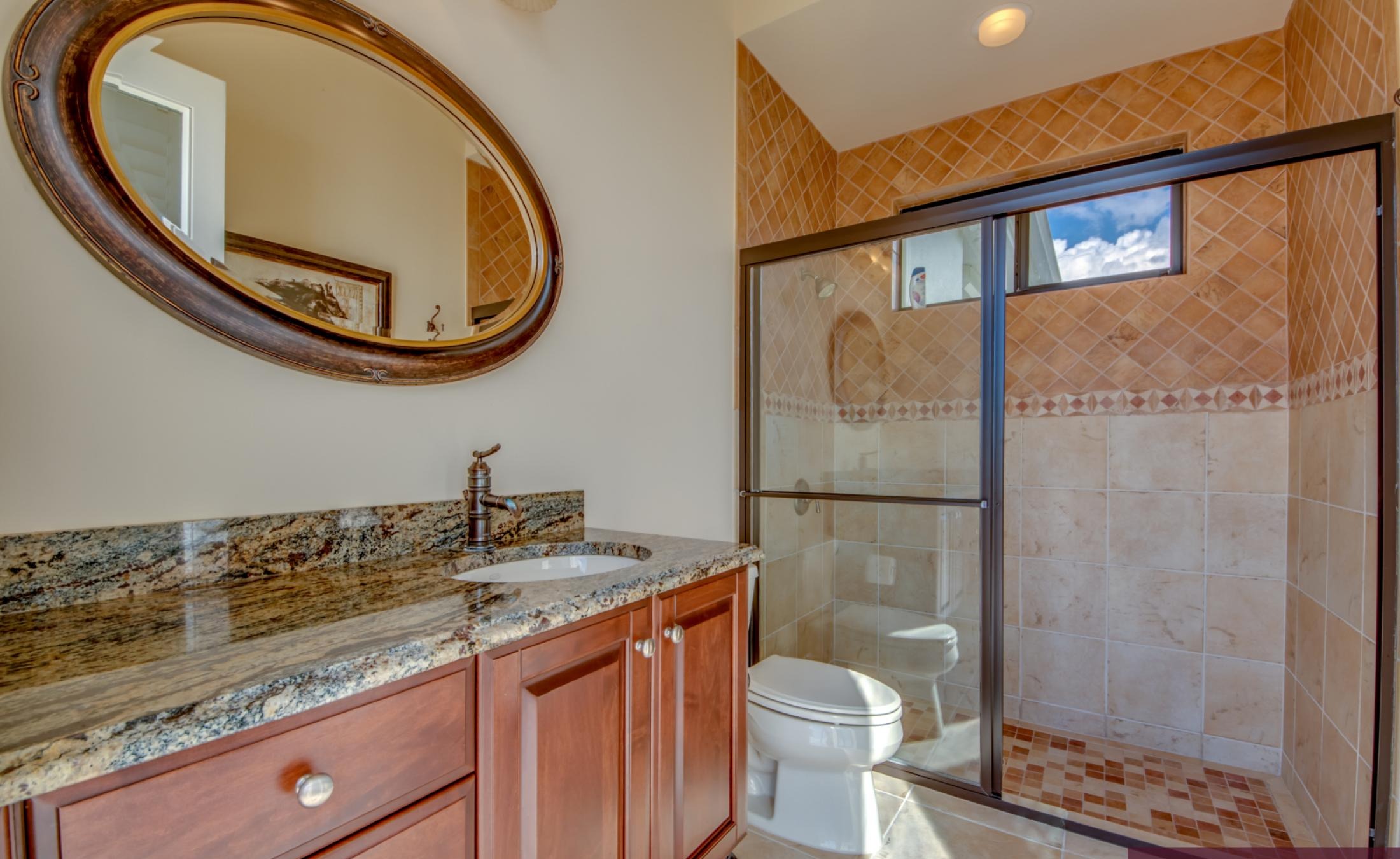 Infinity-Pool mit Spa auf der sonnigen Lanai, Blick auf den Fluss und Bootsdock.