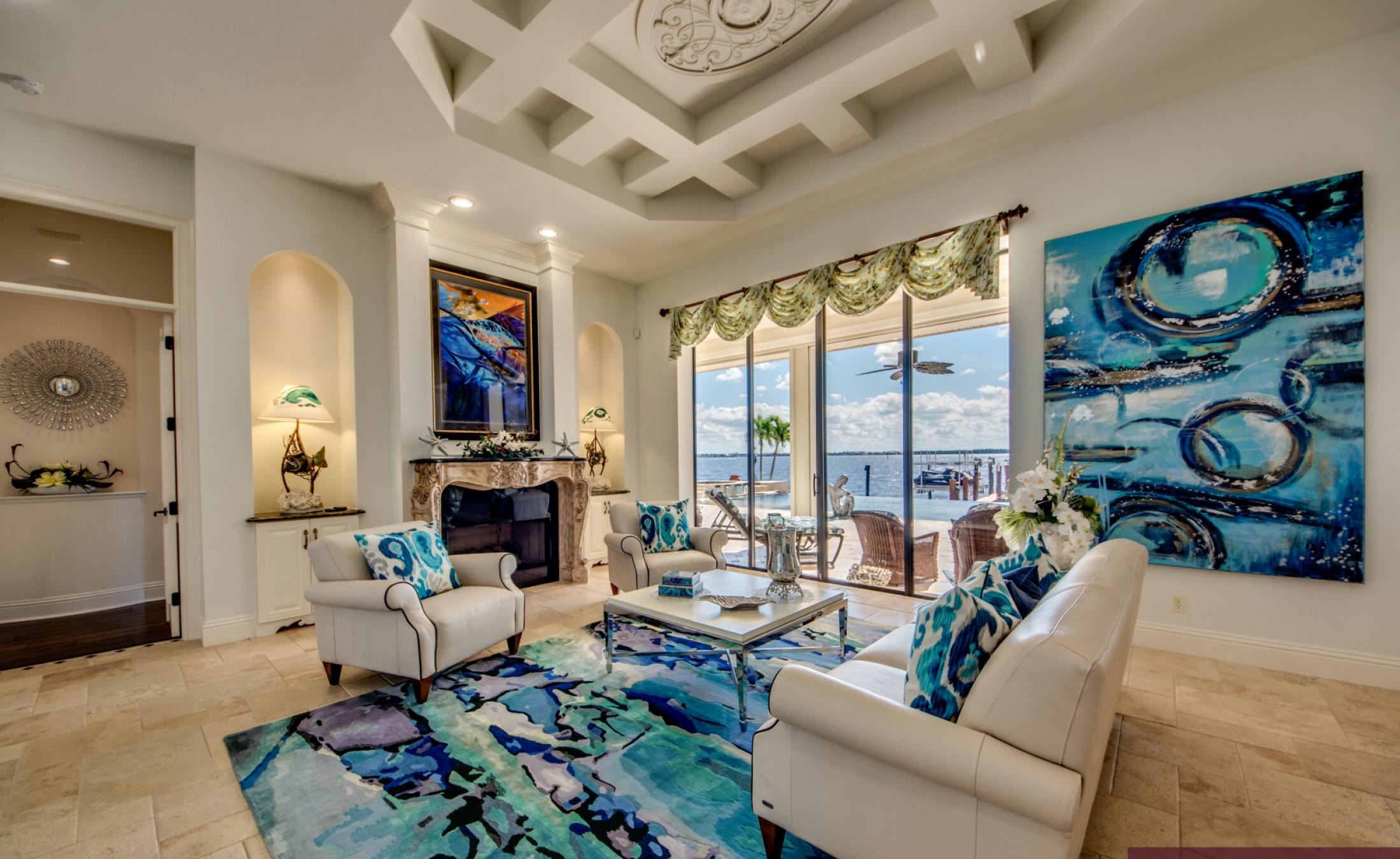 Infinity-Pool und Spa auf der sonnigen Lanai mit Blick auf den Fluss.